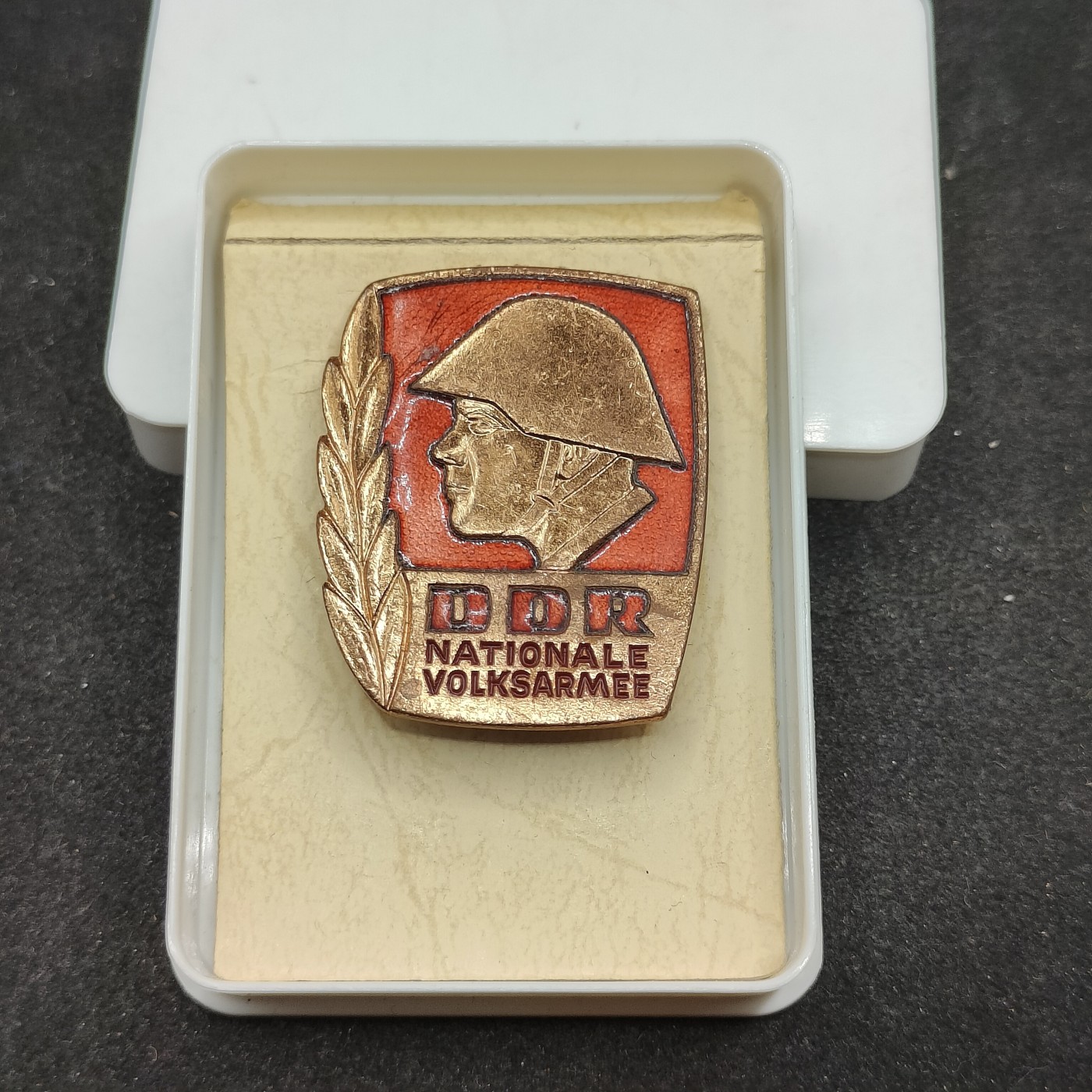 全场0元起拍 第110期 咸鱼国勋章拍卖专场 11月19日（周三）下午6：00开始 东德优秀士兵证章 早期珐琅