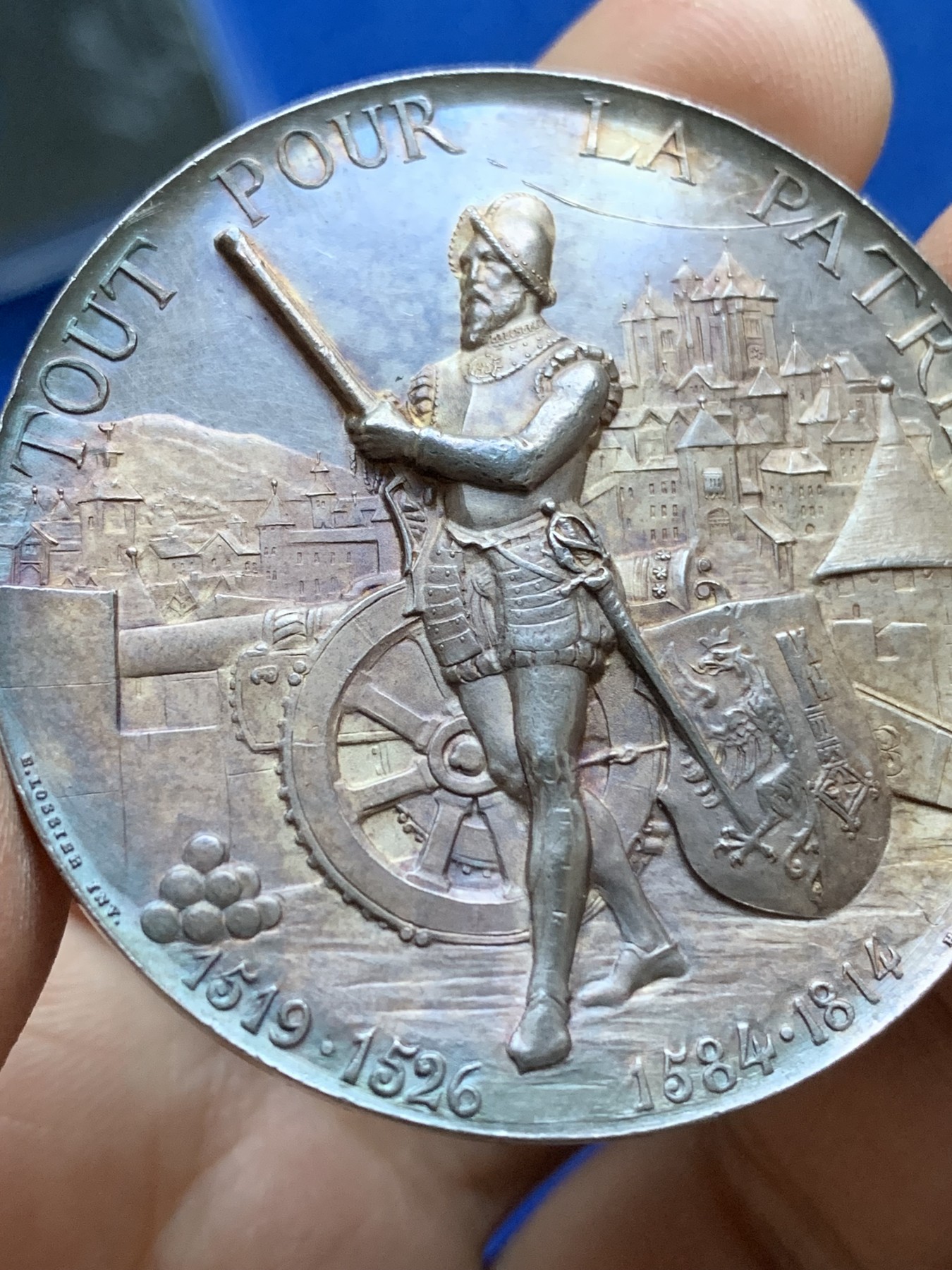 《竞宝斋》八角与章专场 第217场-周日，周一 2场 (全场包邮) 瑞士日内瓦射击节高浮雕银章，37.58g，45.4mm ，正面上方一条线留银