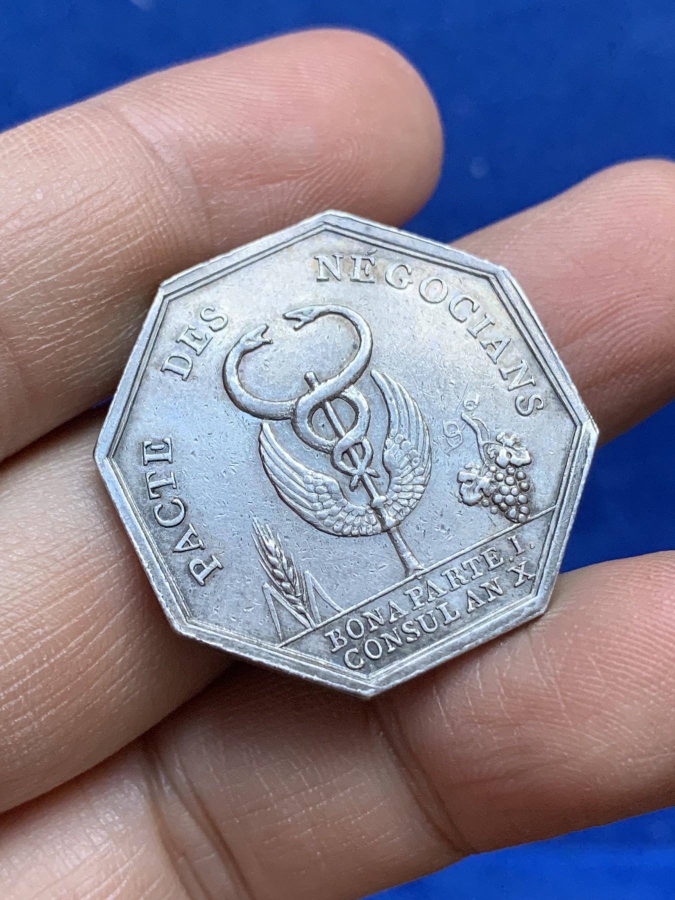 《竞宝斋》八角与章专场 第217场-周日，周一 2场 (全场包邮) 法国八角银质代币，根据波拿巴贸易协定设立的帝国商业柜台，13.13g，30.1mm，早期无边铭