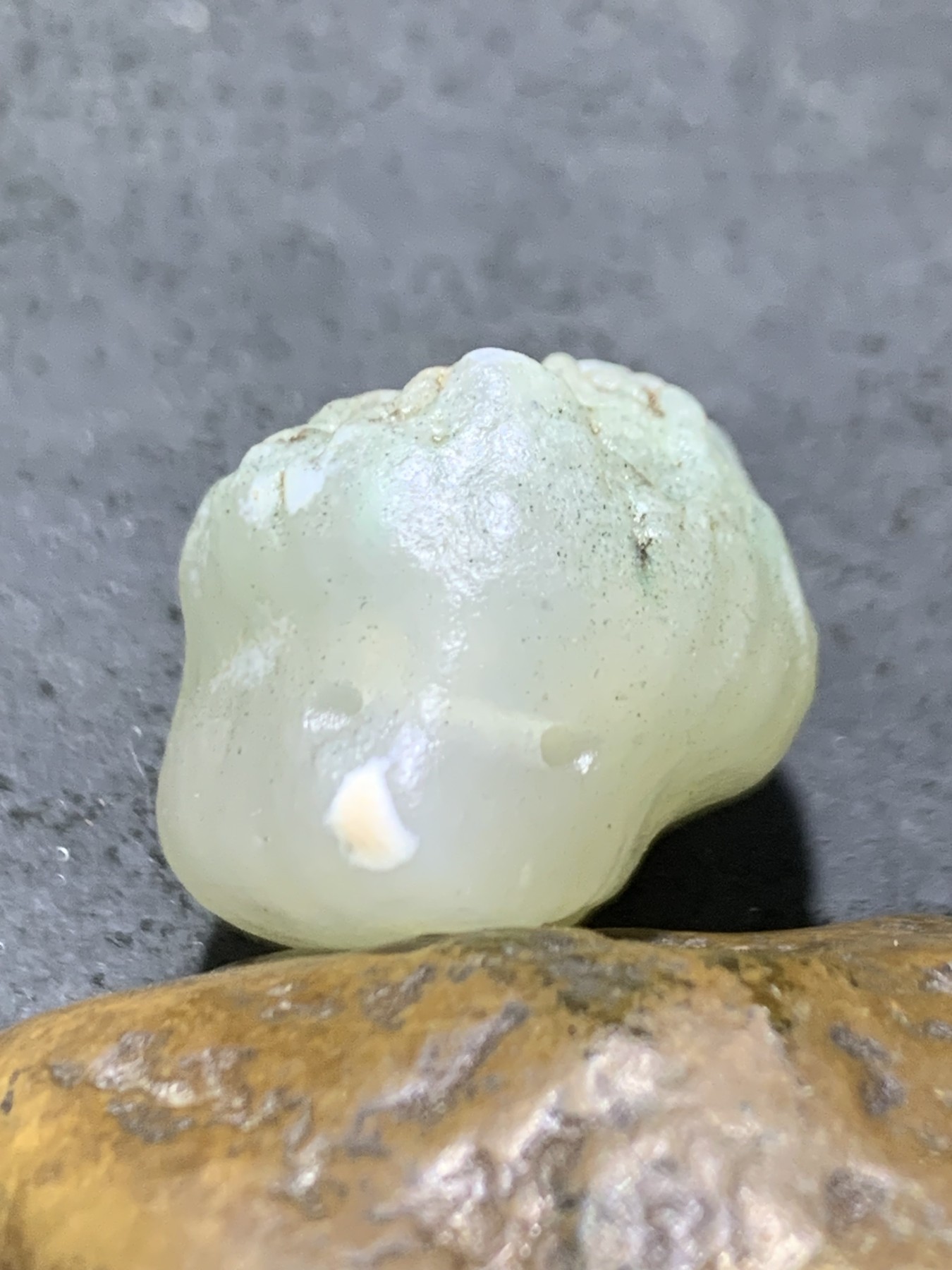 精美天然蜂窝阿拉善玛瑙原石吊坠一个，