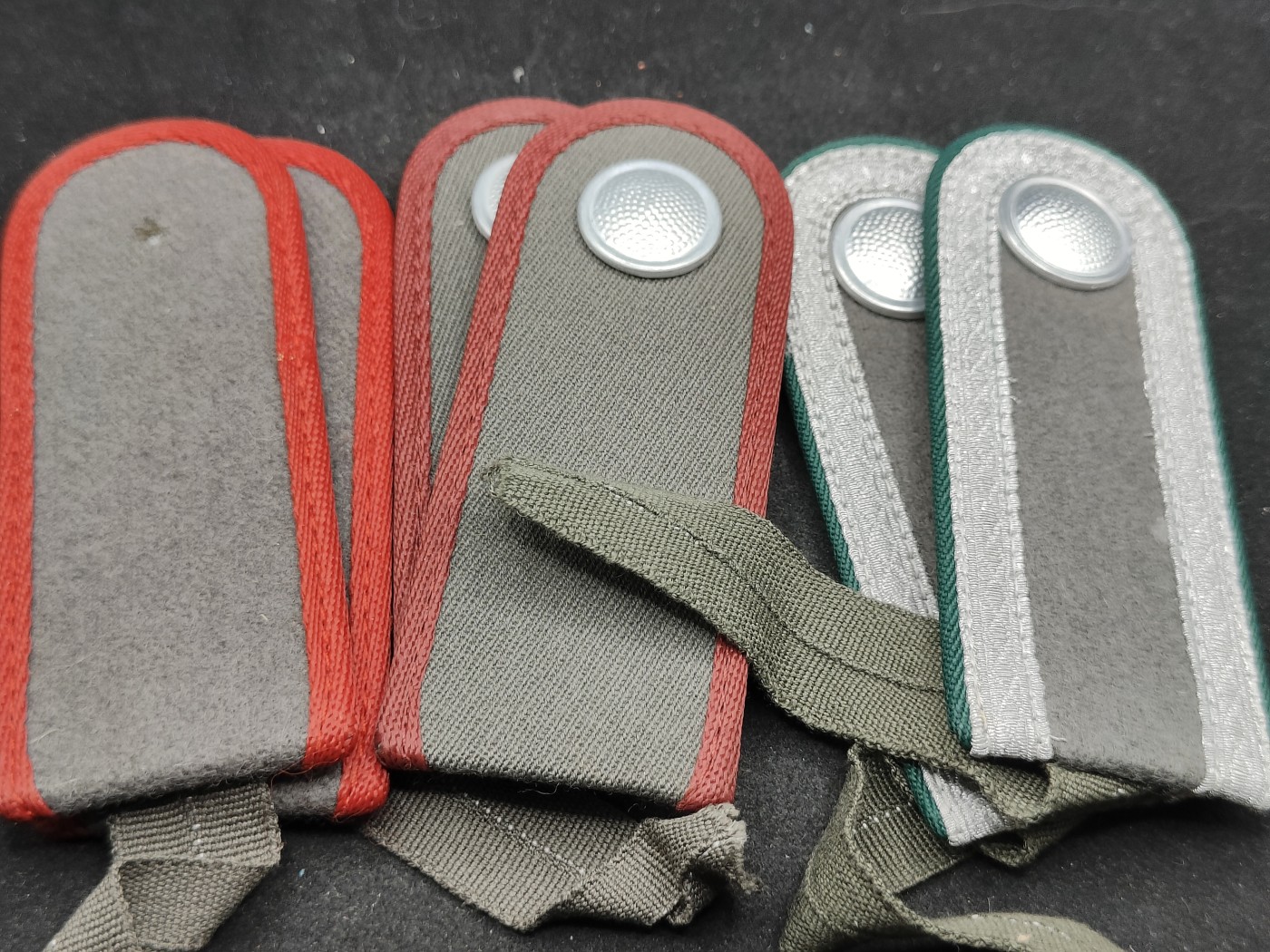 全场0元起拍 第110期 咸鱼国勋章拍卖专场 11月19日（周三）下午6：00开始 东德人民军肩章三对，其中有史塔西马裤呢底板样式