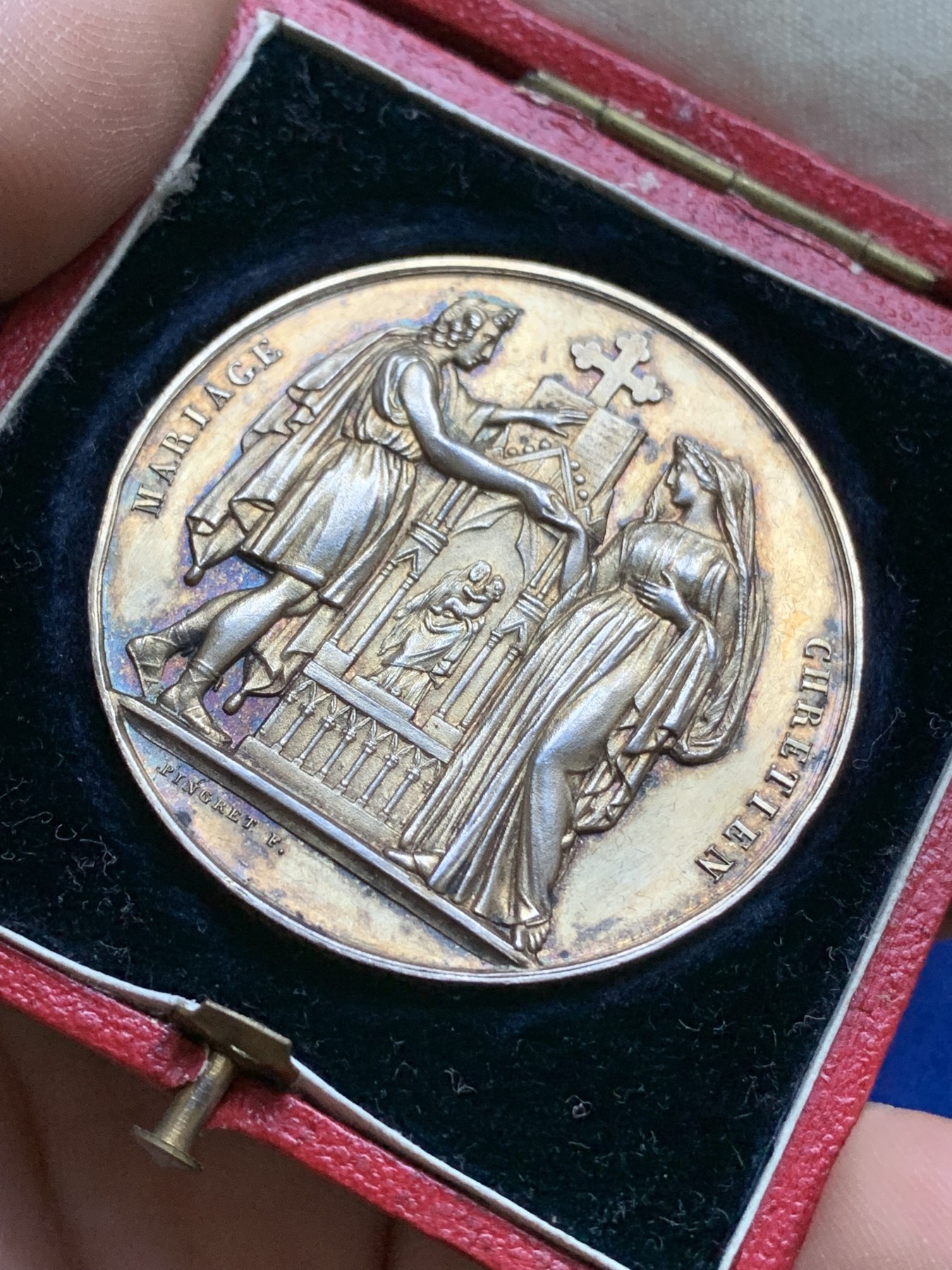 《竞宝斋》八角与章专场 第217场-周日，周一 2场 (全场包邮) 法国1867年结婚纪念镀金银章，31.4g，41.9mm，蜜蜂边铭