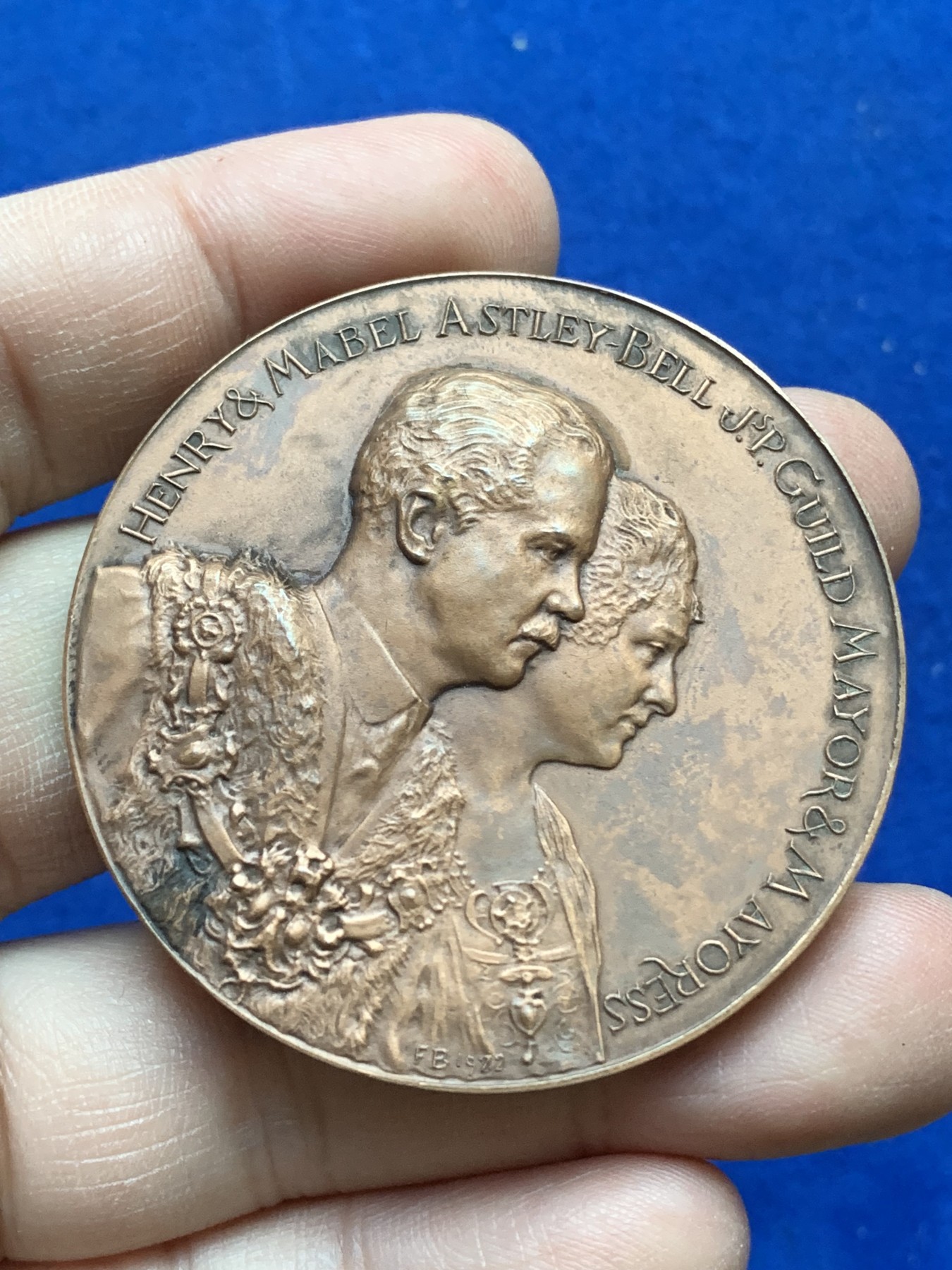 《竞宝斋》八角与章专场 第217场-周日，周一 2场 (全场包邮) 英国普雷斯顿商人公会铜章，正面是普雷斯顿市长和女市长的连体肖像，66.2g，51.1mm