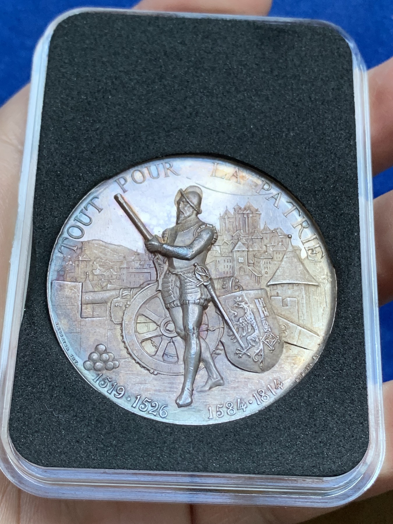 《竞宝斋》八角与章专场 第217场-周日，周一 2场 (全场包邮) 瑞士日内瓦射击节高浮雕银章，37.58g，45.4mm ，正面上方一条线留银