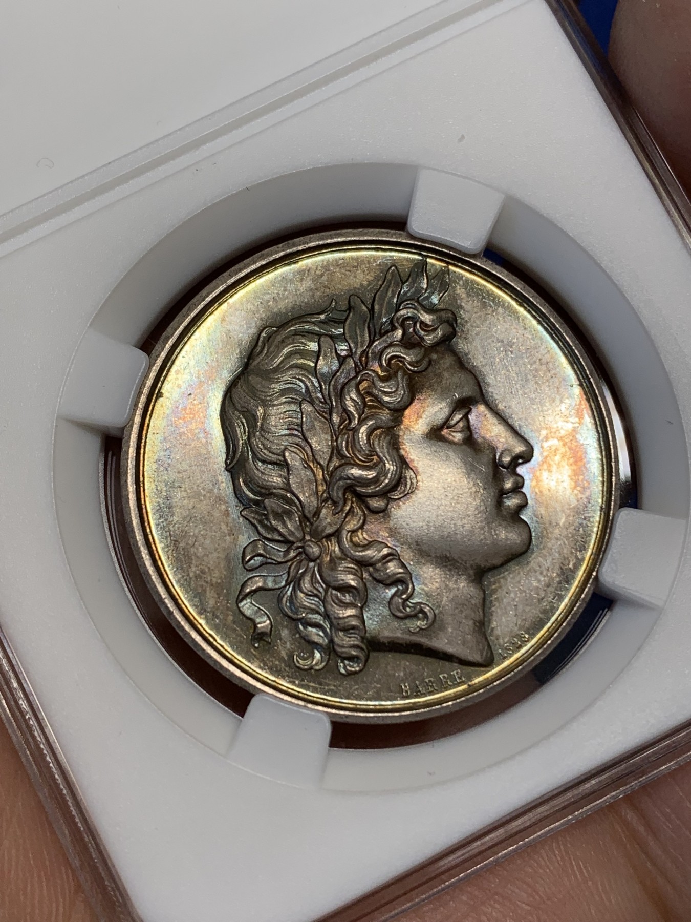 《竞宝斋》八角与章专场 第217场-周日，周一 2场 (全场包邮) 法国银章，里昂科学文学艺术学院 金紫包浆，细节包浆一流，正面为太阳神阿波罗侧面相，15.33g，33.8mm，蜜蜂边铭（1860-1869）