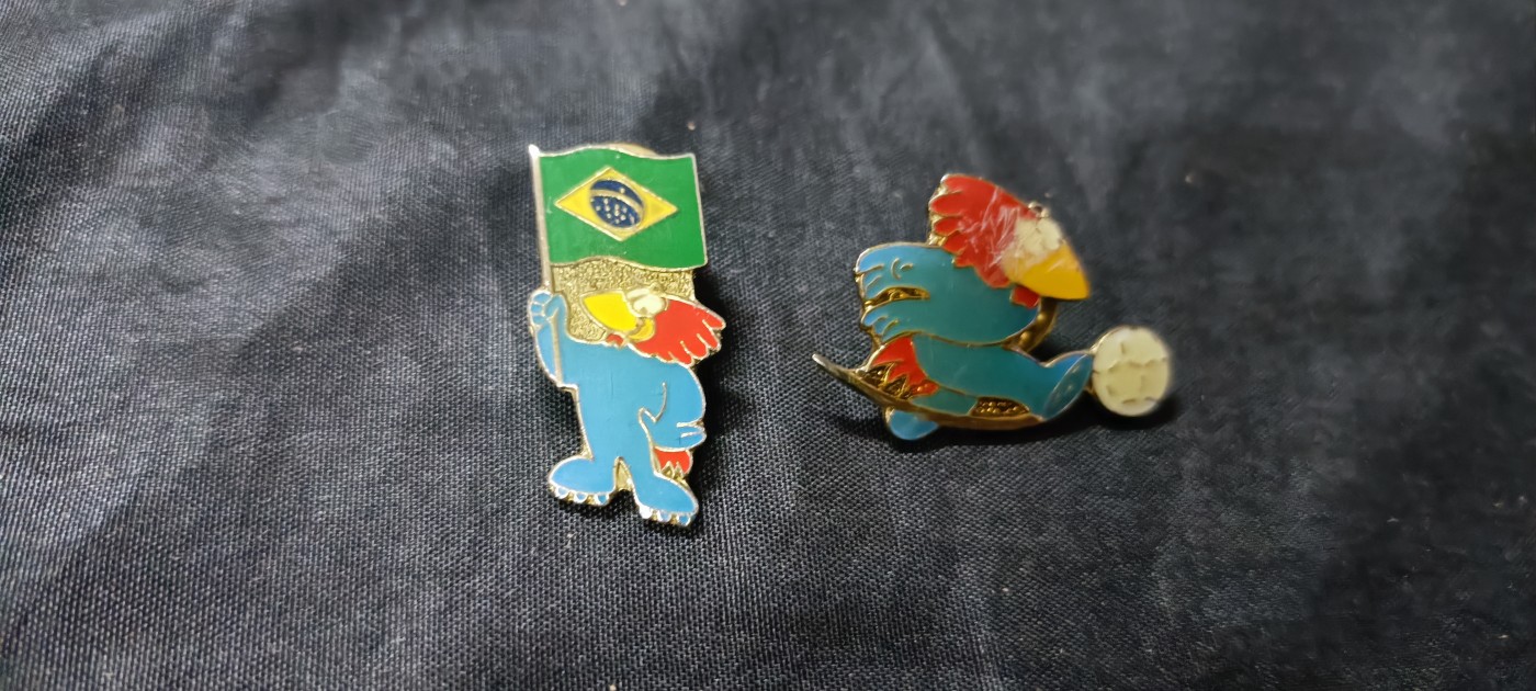 杂项拍卖，全部0起，可以寄存！ 两枚徽章（好像和巴西足球相关）