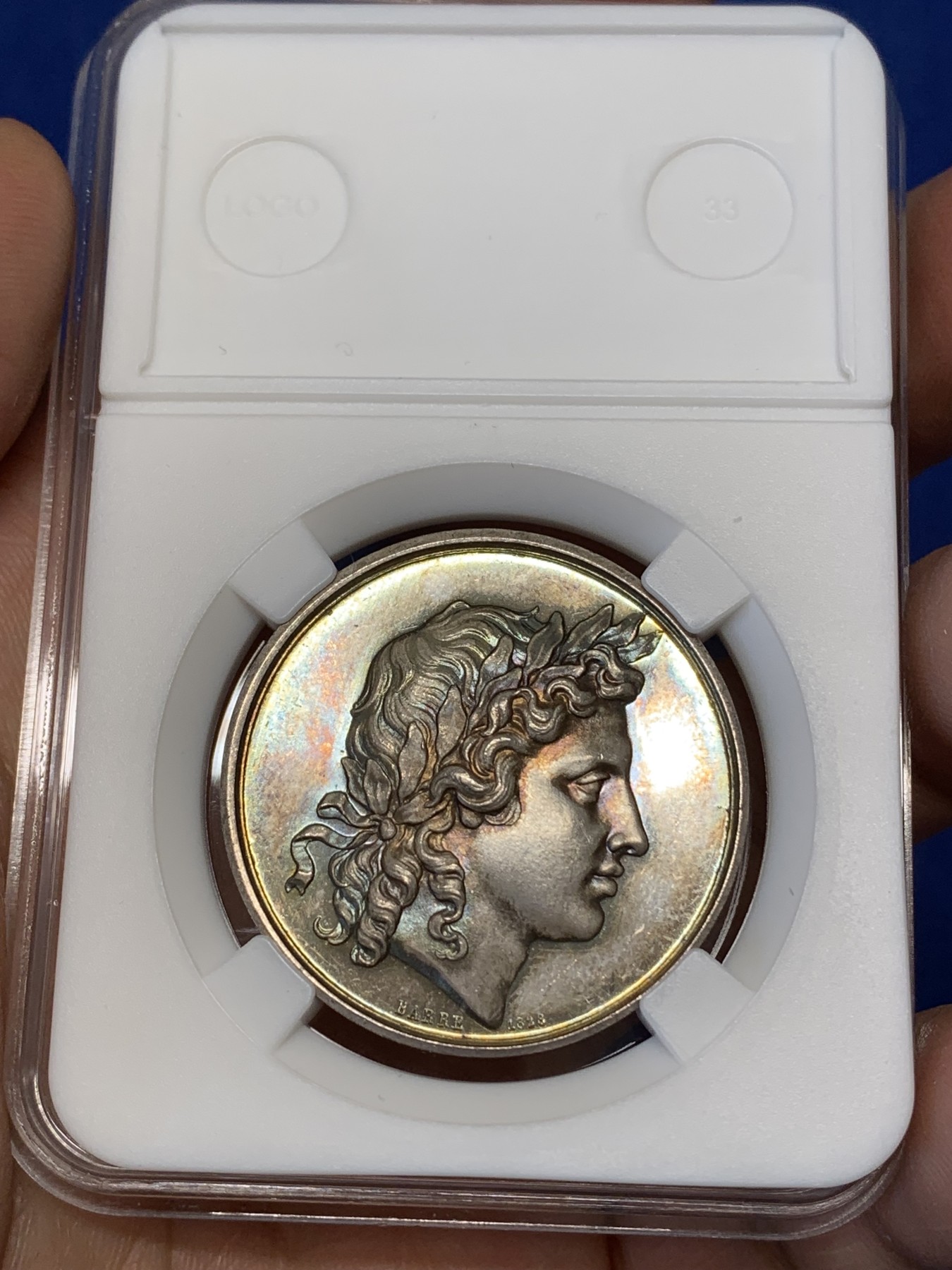 《竞宝斋》八角与章专场 第217场-周日，周一 2场 (全场包邮) 法国银章，里昂科学文学艺术学院 金紫包浆，细节包浆一流，正面为太阳神阿波罗侧面相，15.33g，33.8mm，蜜蜂边铭（1860-1869）