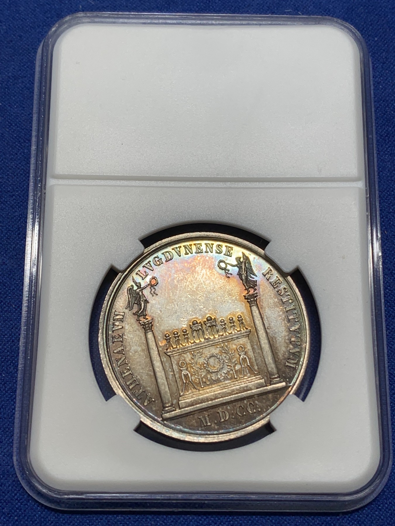 《竞宝斋》八角与章专场 第217场-周日，周一 2场 (全场包邮) 法国银章，里昂科学文学艺术学院 金紫包浆，细节包浆一流，正面为太阳神阿波罗侧面相，15.33g，33.8mm，蜜蜂边铭（1860-1869）