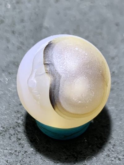 精美高玉化亚光海洋玉髓手工俏色巧雕美女圆珠一个 - 精美高玉化亚光海洋玉髓手工俏色巧雕美女圆珠一个
