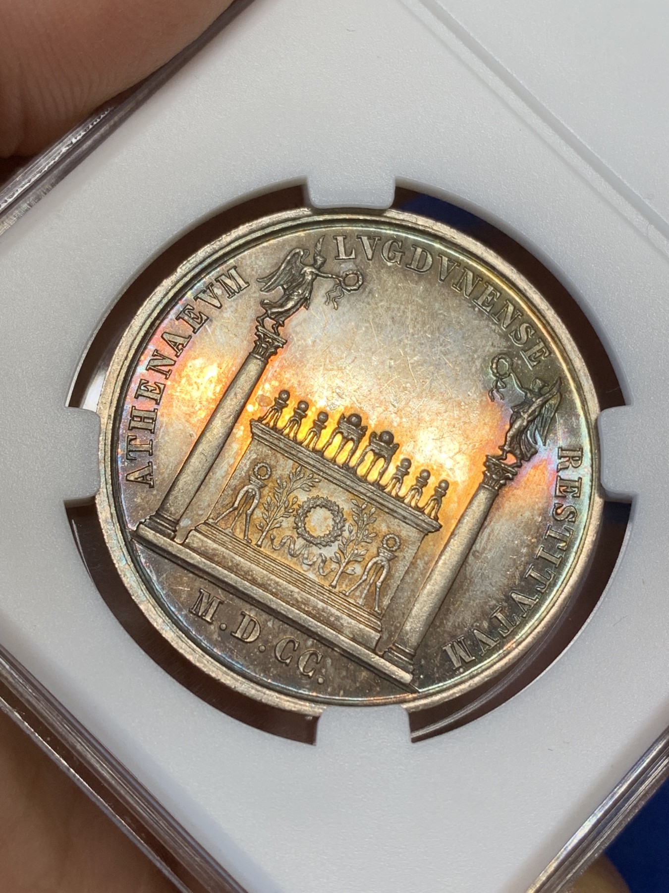 《竞宝斋》八角与章专场 第217场-周日，周一 2场 (全场包邮) 法国银章，里昂科学文学艺术学院 金紫包浆，细节包浆一流，正面为太阳神阿波罗侧面相，15.33g，33.8mm，蜜蜂边铭（1860-1869）