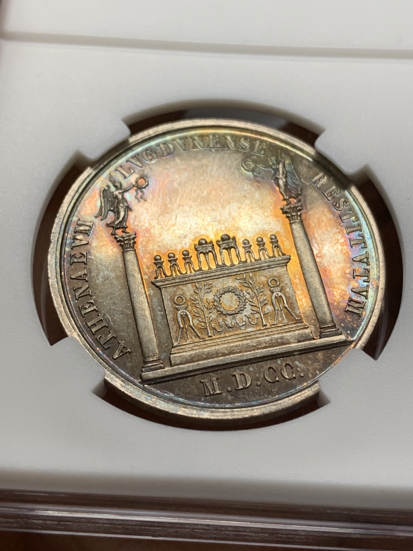 《竞宝斋》八角与章专场 第217场-周日，周一 2场 (全场包邮) 法国银章，里昂科学文学艺术学院 金紫包浆，细节包浆一流，正面为太阳神阿波罗侧面相，15.33g，33.8mm，蜜蜂边铭（1860-1869）