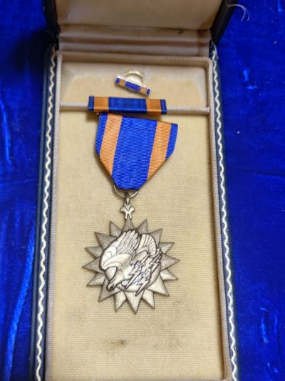 世界精品徽章收藏拍卖～冬季捡漏场 - 皮盒美国空军航空奖章，1942年设立，授予在参加空战时有英勇的行为或出色的功绩的人员。