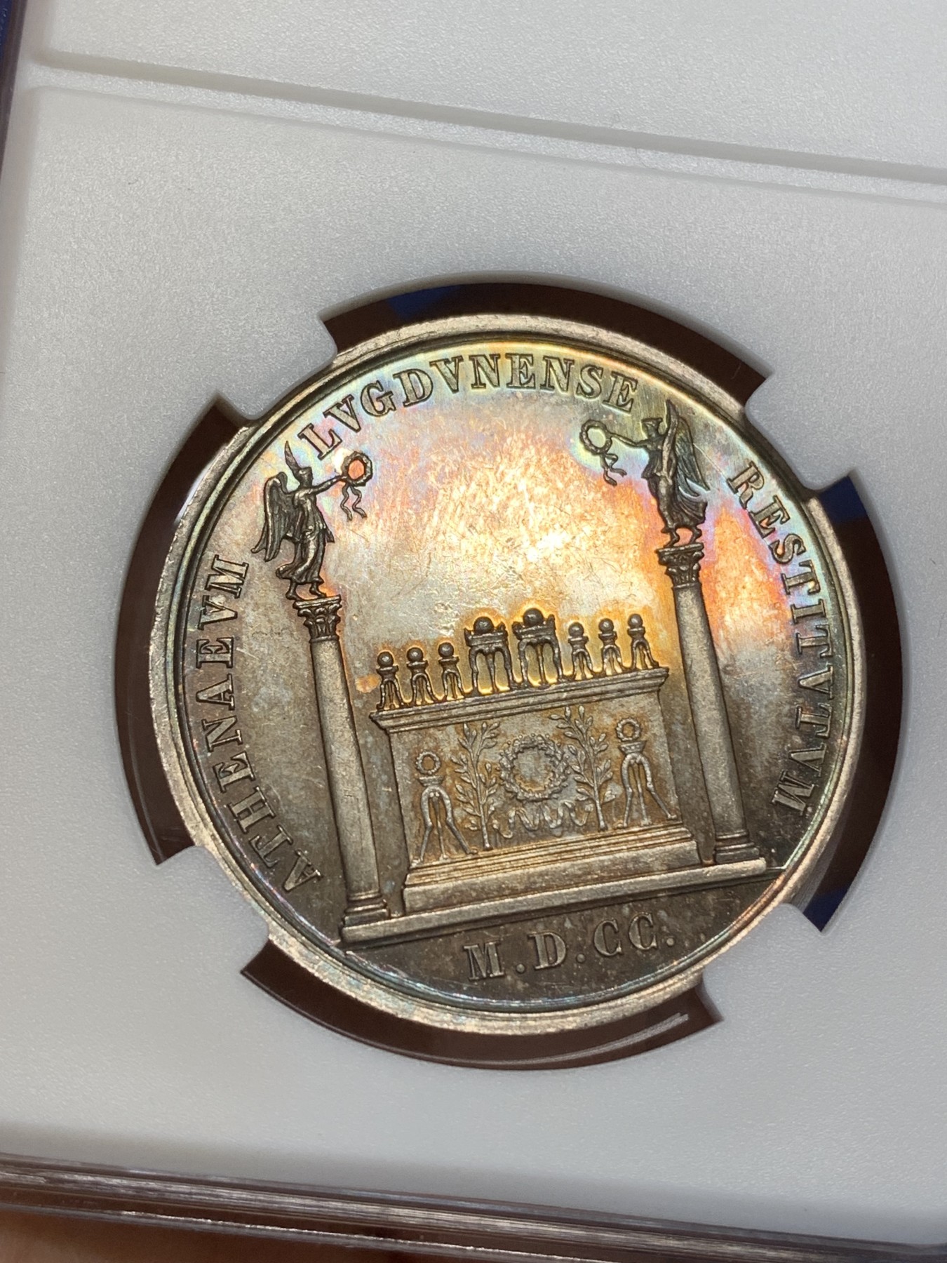 《竞宝斋》八角与章专场 第217场-周日，周一 2场 (全场包邮) 法国银章，里昂科学文学艺术学院 金紫包浆，细节包浆一流，正面为太阳神阿波罗侧面相，15.33g，33.8mm，蜜蜂边铭（1860-1869）