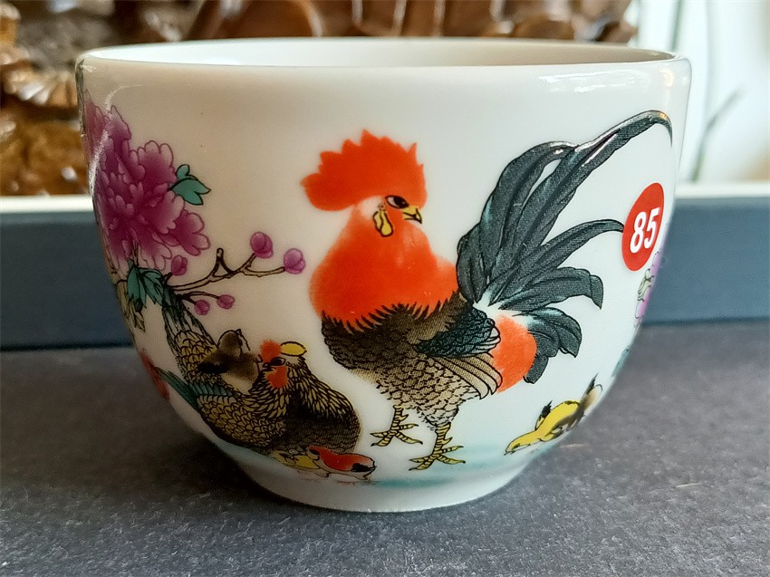 第31拍	景德镇艺术瓷厂美研室一九六九年底款大吉大利（尺寸: 口径7.3 cm× 高5.2cm，均为手工测量，难免存在一定误差）