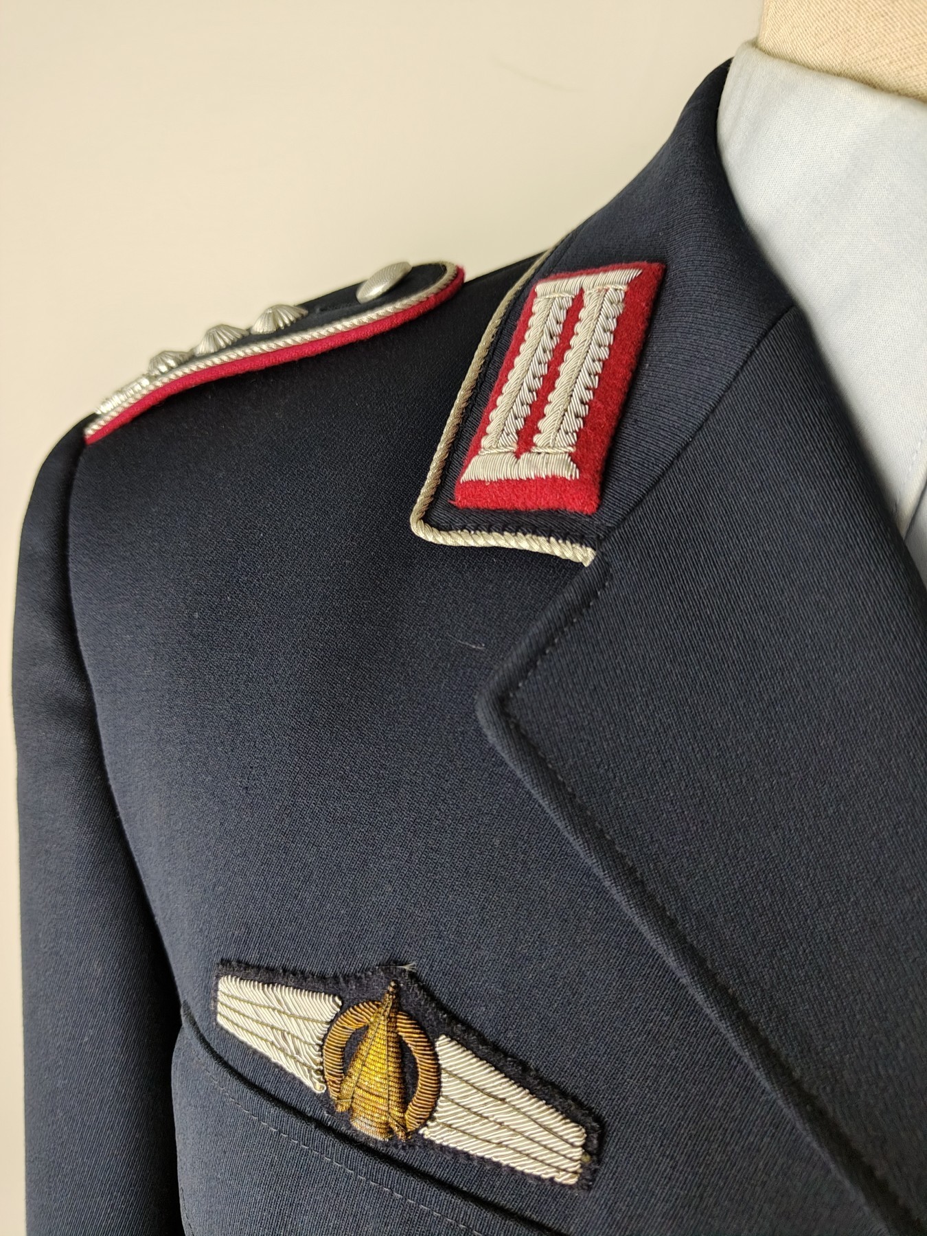 全场0元起拍 第111期 咸鱼国勋章拍卖专场 11月26日（周日）下午6：00开始 西德空军参谋上校全套 衬衣：胸围112 肩宽56 衣长70 常服：胸围118肩宽50衣长85 袖长70 腰围96 裤长115