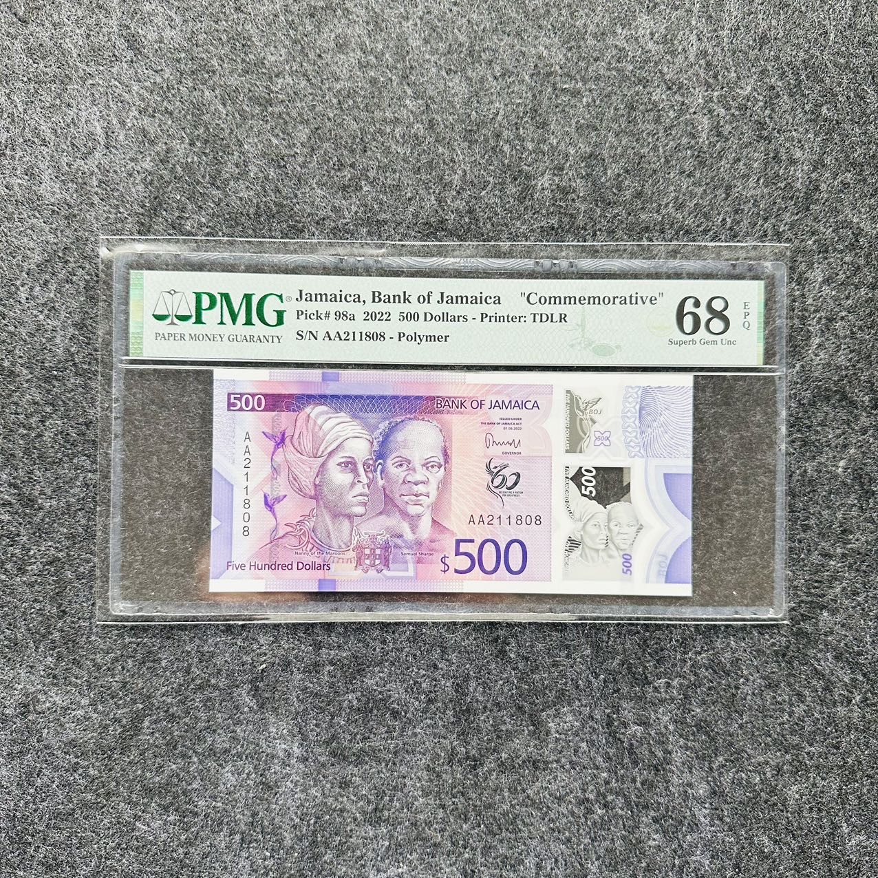 牙买加2023年500元塑料钞，纪念钞，AA首发冠，PMG68