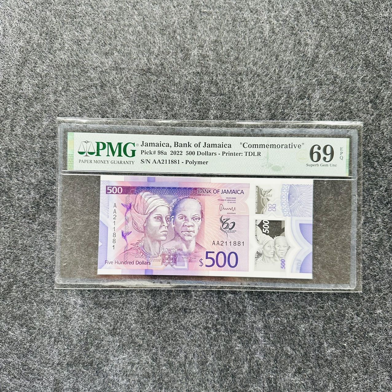 牙买加2023年500元塑料钞，纪念钞，AA首发冠，PMG69