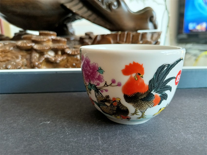 第31拍	景德镇艺术瓷厂美研室一九六九年底款大吉大利（尺寸: 口径7.3 cm× 高5.2cm，均为手工测量，难免存在一定误差）