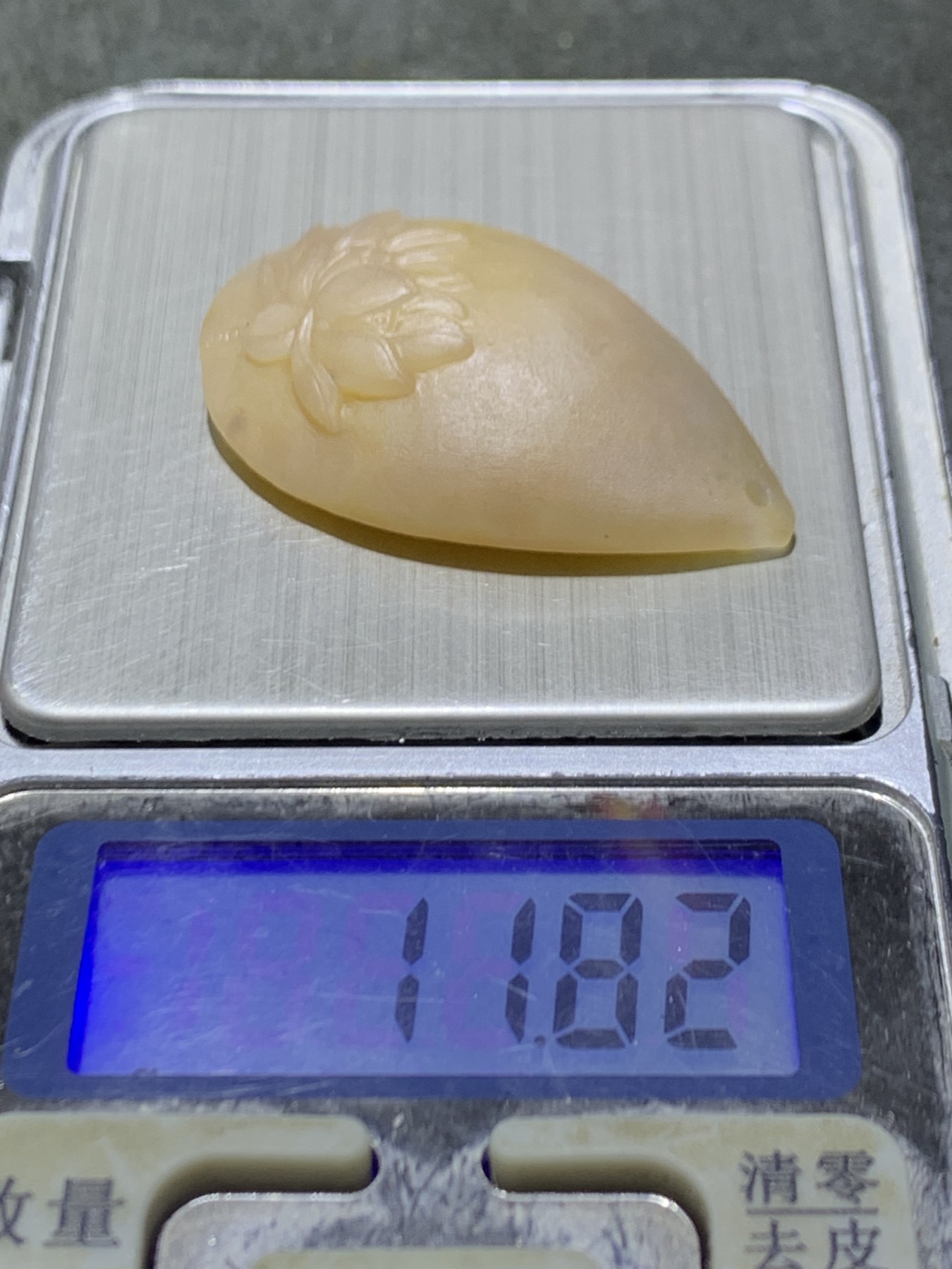 精美亚光冰飘战国红玛瑙手工俏色巧雕荷花水滴形吊坠一个，