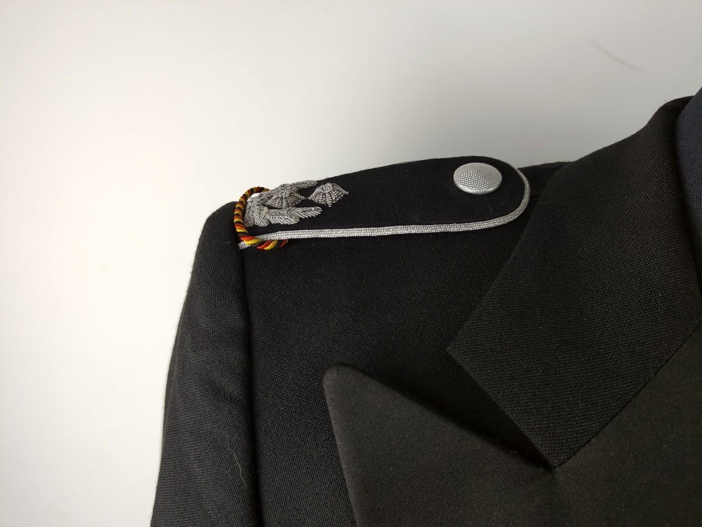 全场0元起拍 第111期 咸鱼国勋章拍卖专场 11月26日（周日）下午6：00开始 	西德BW中校刺绣军衔晚礼服一套 胸围100 肩宽44 袖长58 腰围78 裤长105