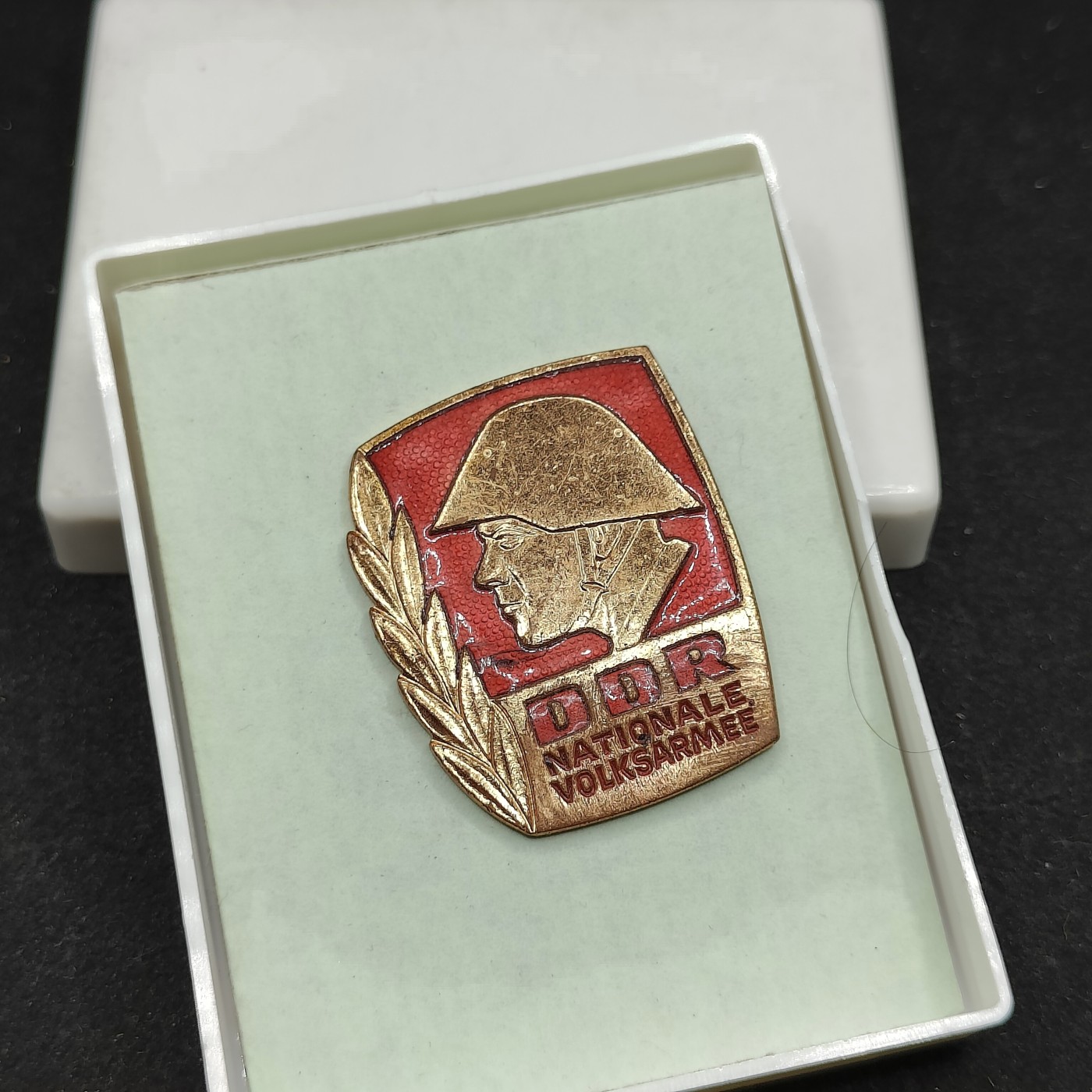 全场0元起拍 第111期 咸鱼国勋章拍卖专场 11月26日（周日）下午6：00开始 东德人民军优秀士兵证章 早期盘扣版