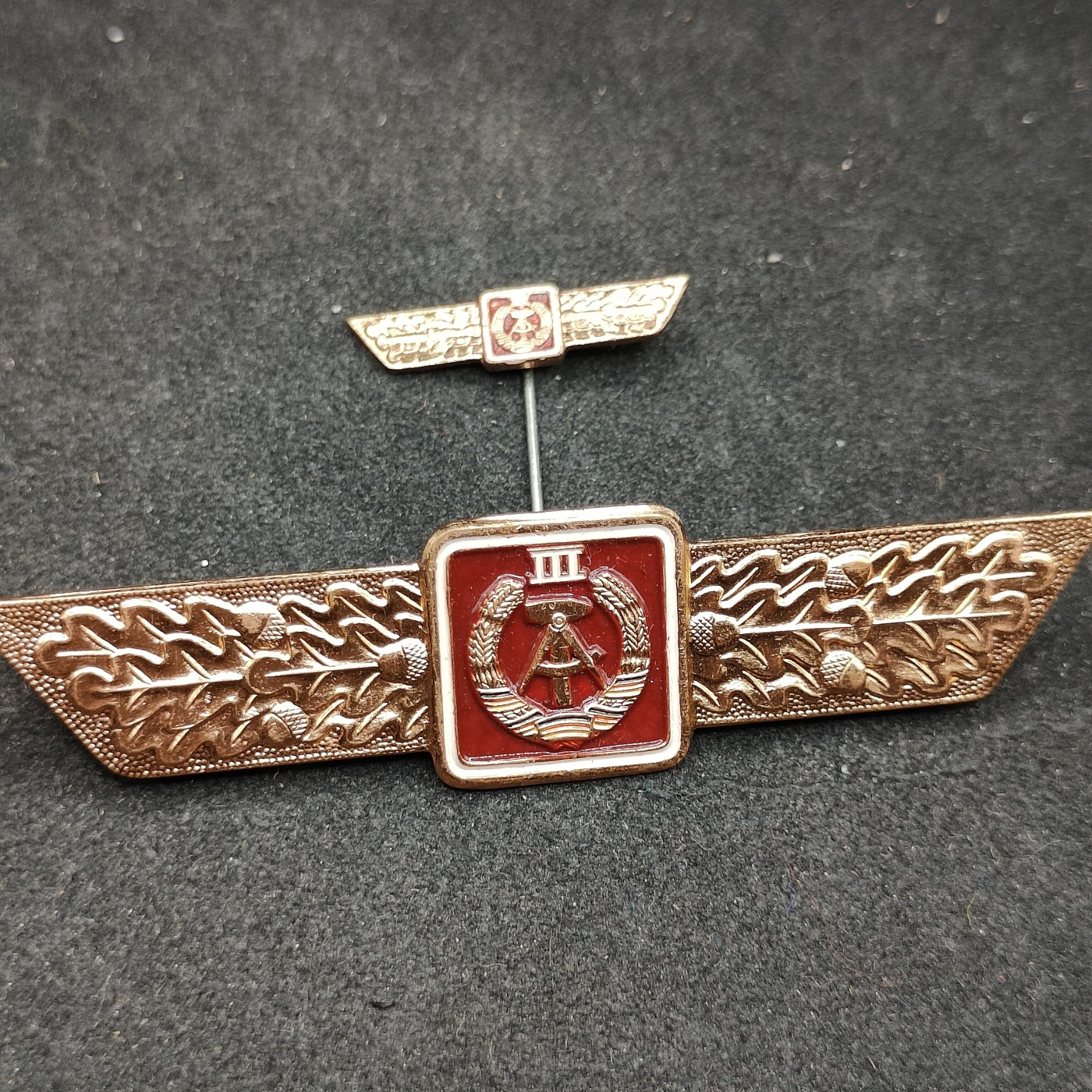 全场0元起拍 第111期 咸鱼国勋章拍卖专场 11月26日（周日）下午6：00开始 东德中期 63版通用技能章带迷你章