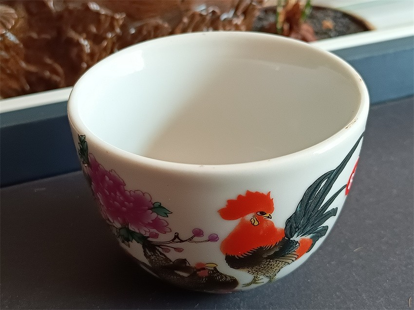 第31拍	景德镇艺术瓷厂美研室一九六九年底款大吉大利（尺寸: 口径7.3 cm× 高5.2cm，均为手工测量，难免存在一定误差）