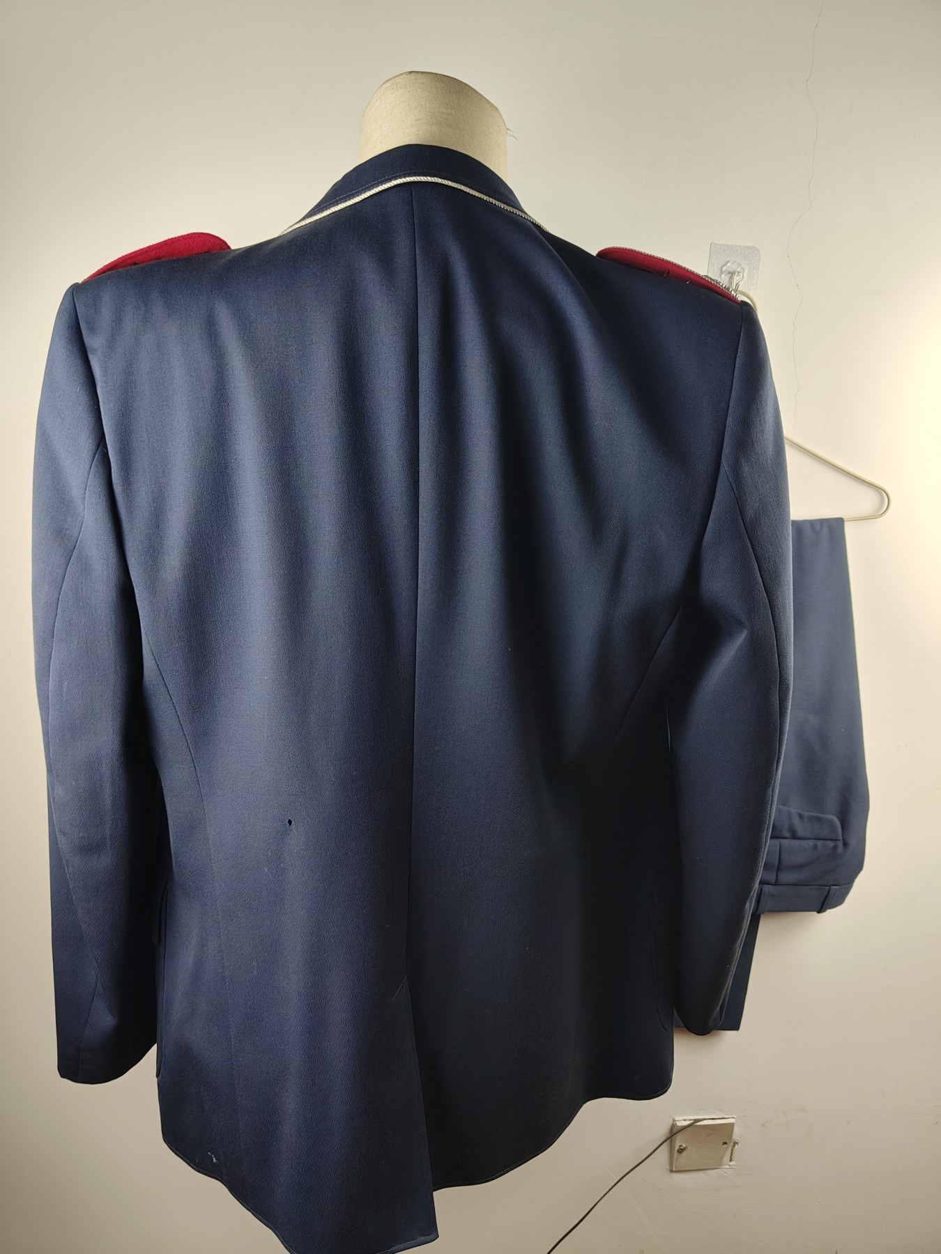 全场0元起拍 第111期 咸鱼国勋章拍卖专场 11月26日（周日）下午6：00开始 西德空军参谋上校全套 衬衣：胸围112 肩宽56 衣长70 常服：胸围118肩宽50衣长85 袖长70 腰围96 裤长115