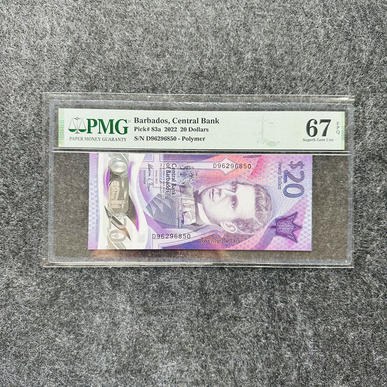 巴巴多斯2022年20元塑料钞，D96首发冠，PMG67
