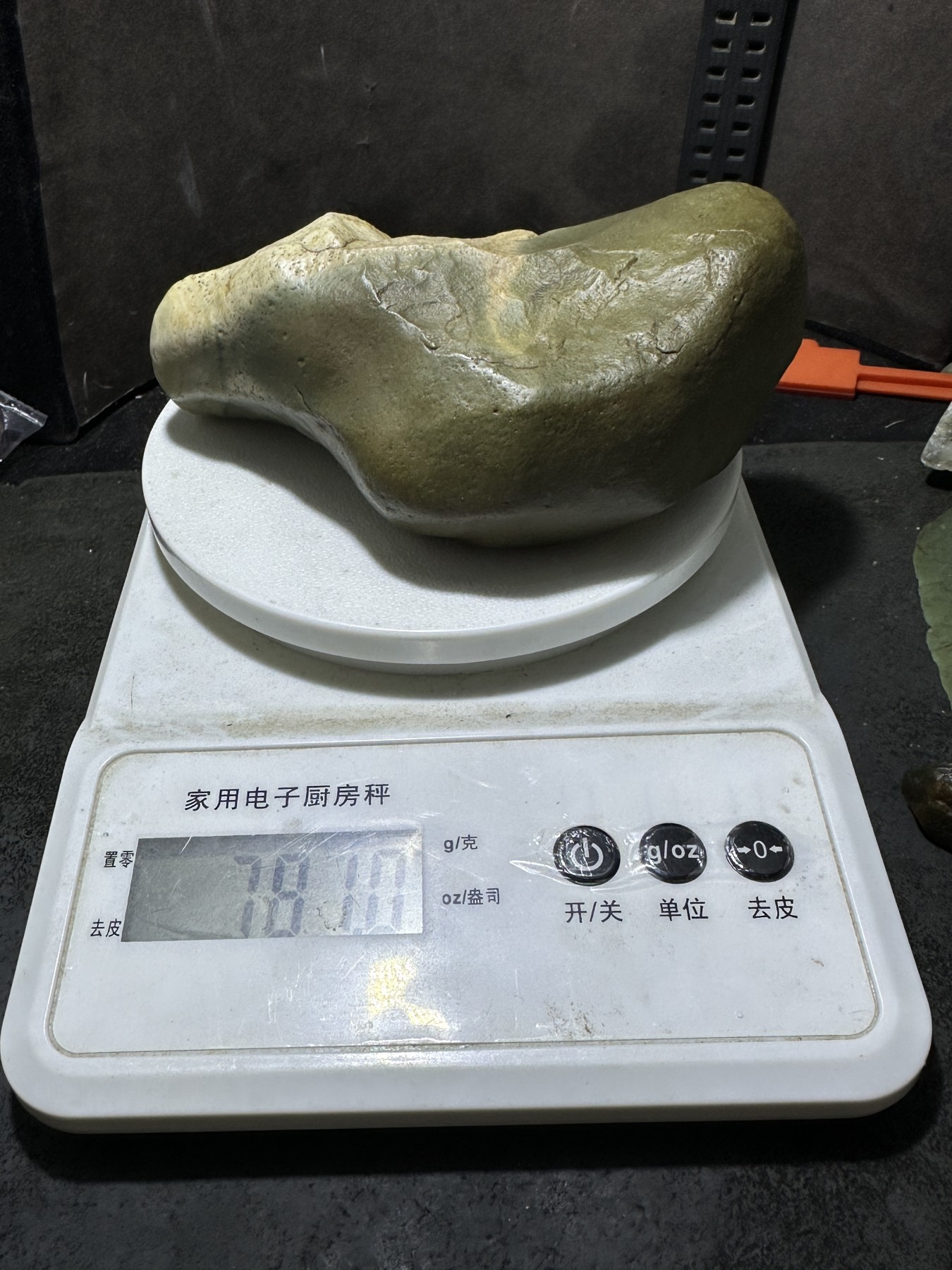 精美罕见玉化新疆南湖地表白绿双色泥石原石一块
