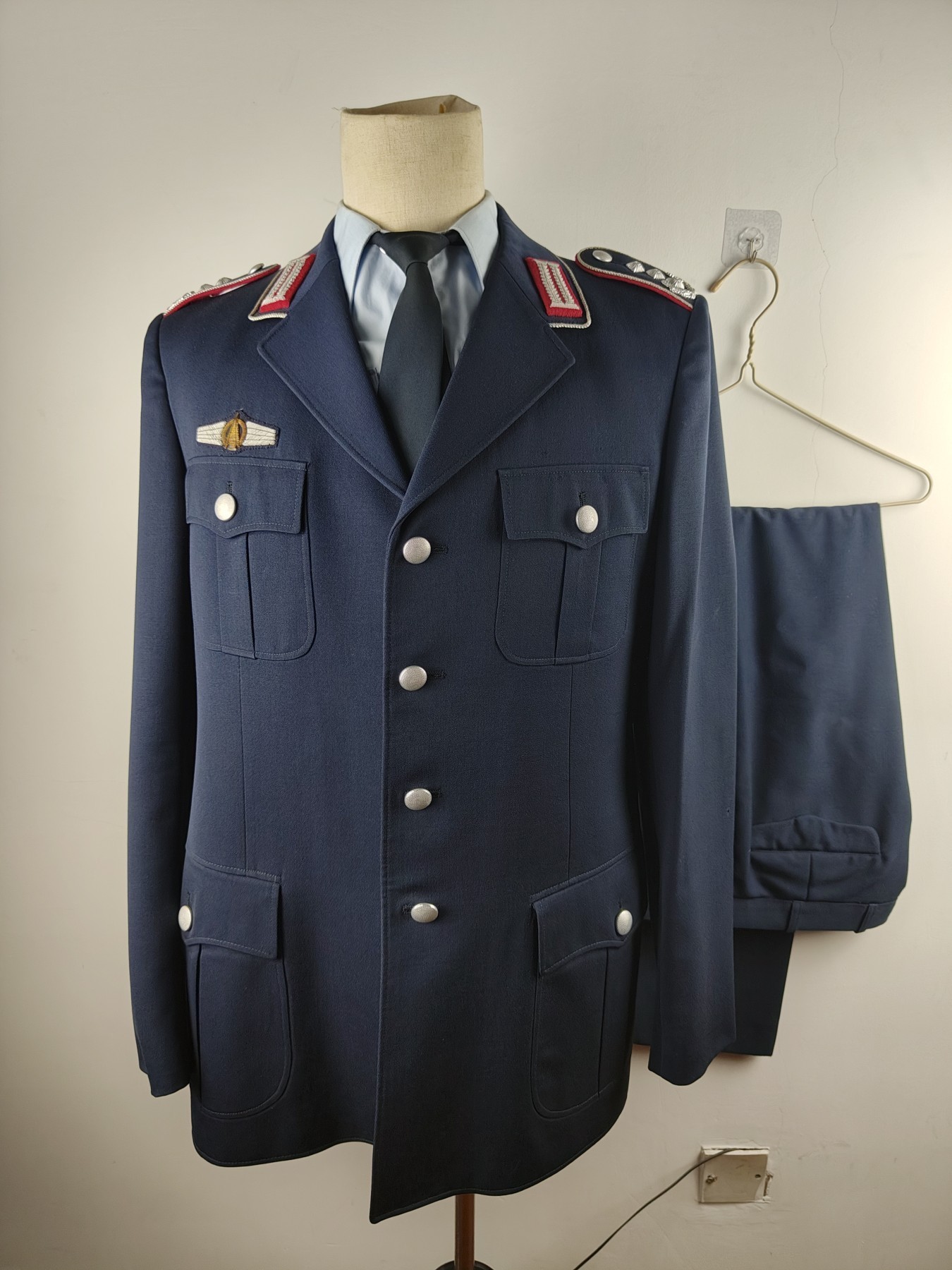 全场0元起拍 第111期 咸鱼国勋章拍卖专场 11月26日（周日）下午6：00开始 西德空军参谋上校全套 衬衣：胸围112 肩宽56 衣长70 常服：胸围118肩宽50衣长85 袖长70 腰围96 裤长115