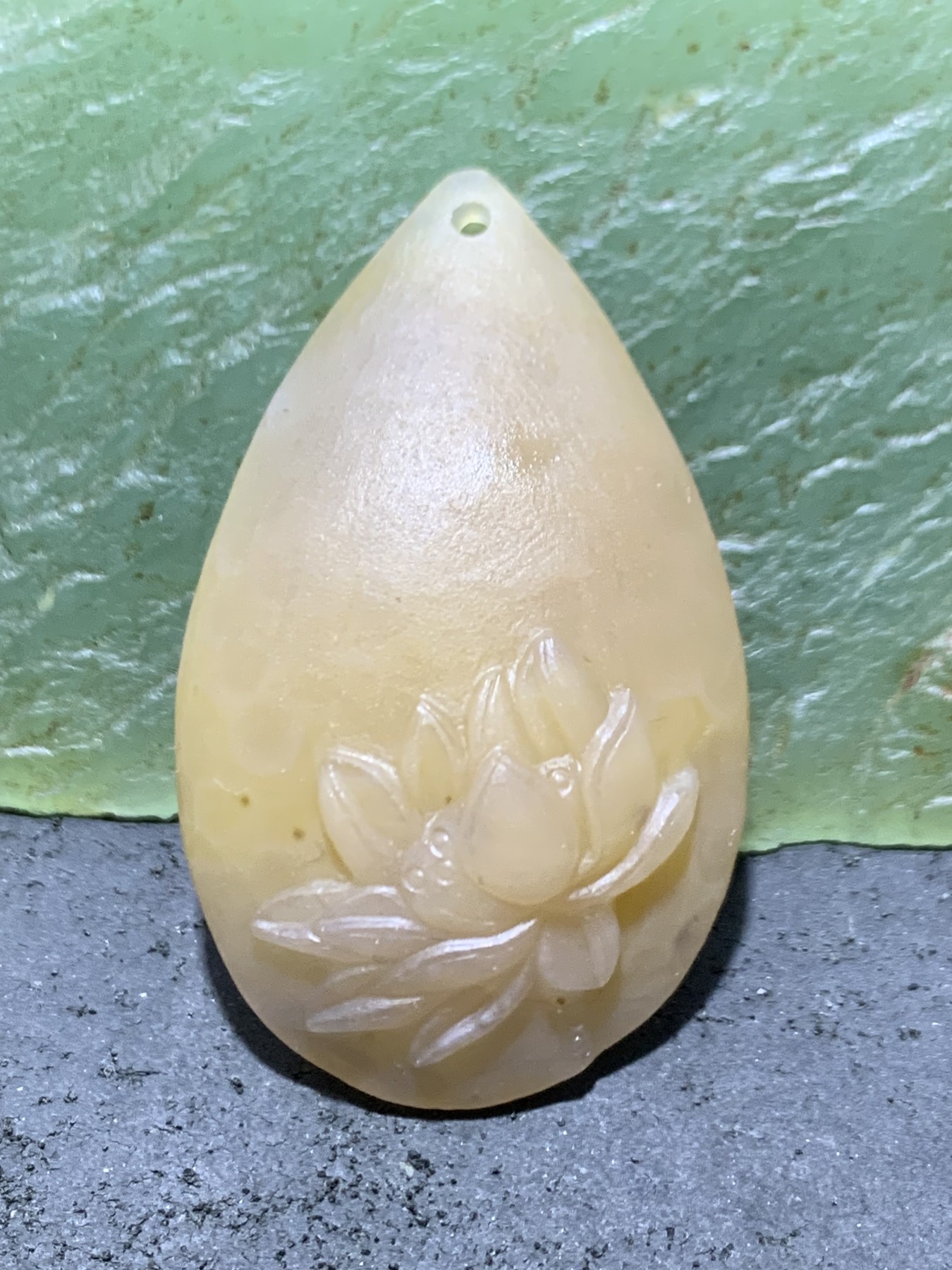 精美亚光冰飘战国红玛瑙手工俏色巧雕荷花水滴形吊坠一个，