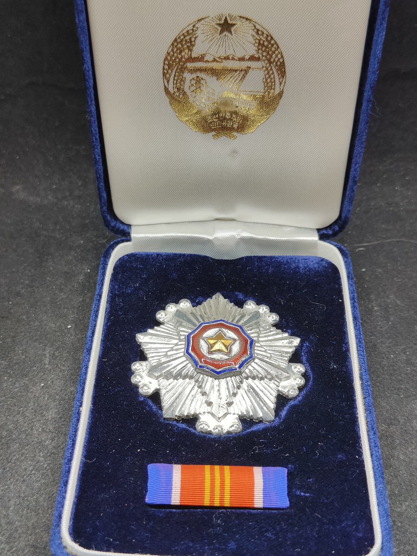 全场0元起拍 第111期 咸鱼国勋章拍卖专场 11月26日（周日）下午6：00开始 朝总联版烫金国徽盒三级国旗勋章带略