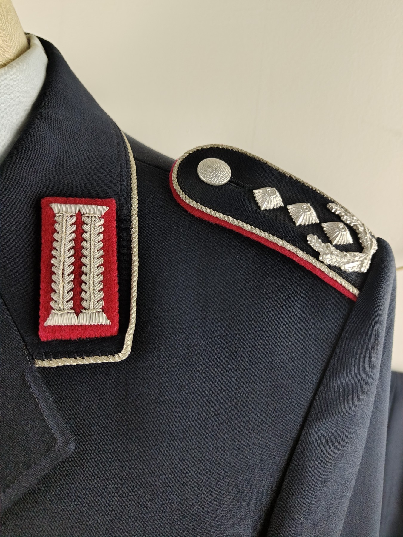 全场0元起拍 第111期 咸鱼国勋章拍卖专场 11月26日（周日）下午6：00开始 西德空军参谋上校全套 衬衣：胸围112 肩宽56 衣长70 常服：胸围118肩宽50衣长85 袖长70 腰围96 裤长115