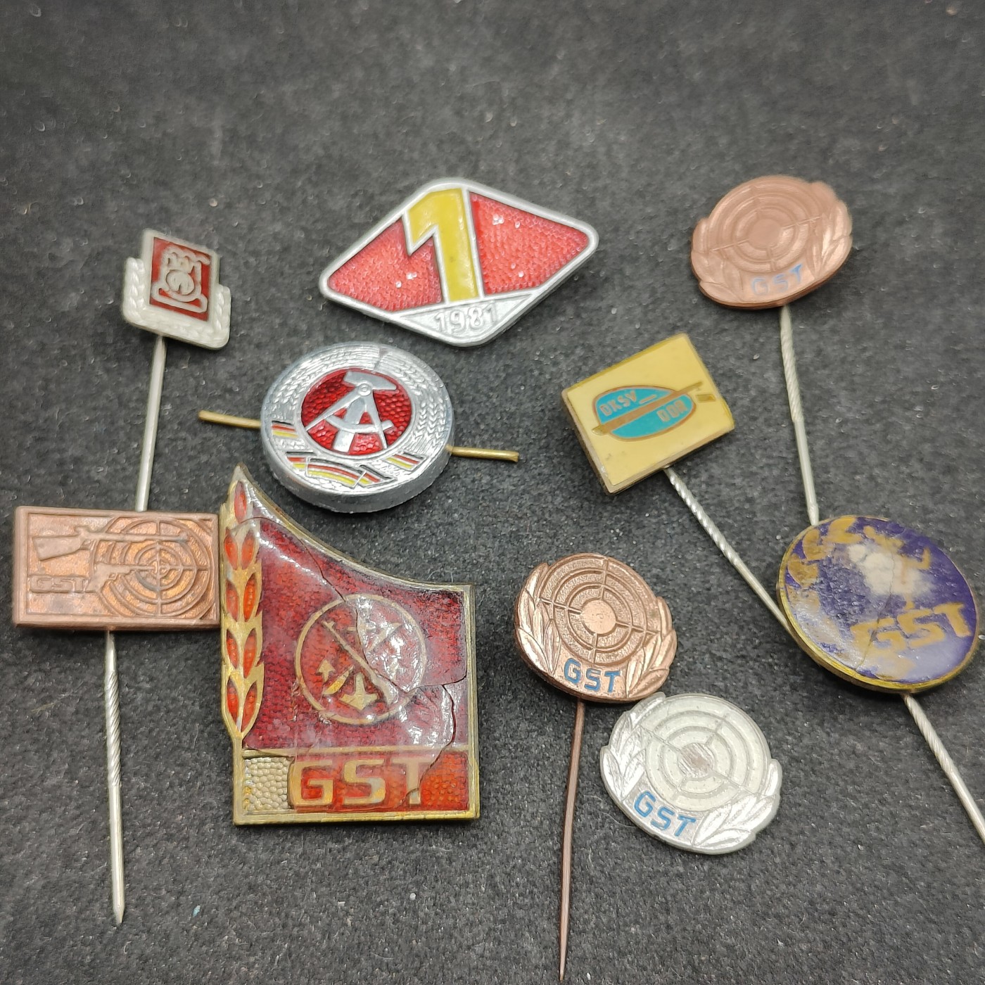 全场0元起拍 第111期 咸鱼国勋章拍卖专场 11月26日（周日）下午6：00开始 东德徽章10个