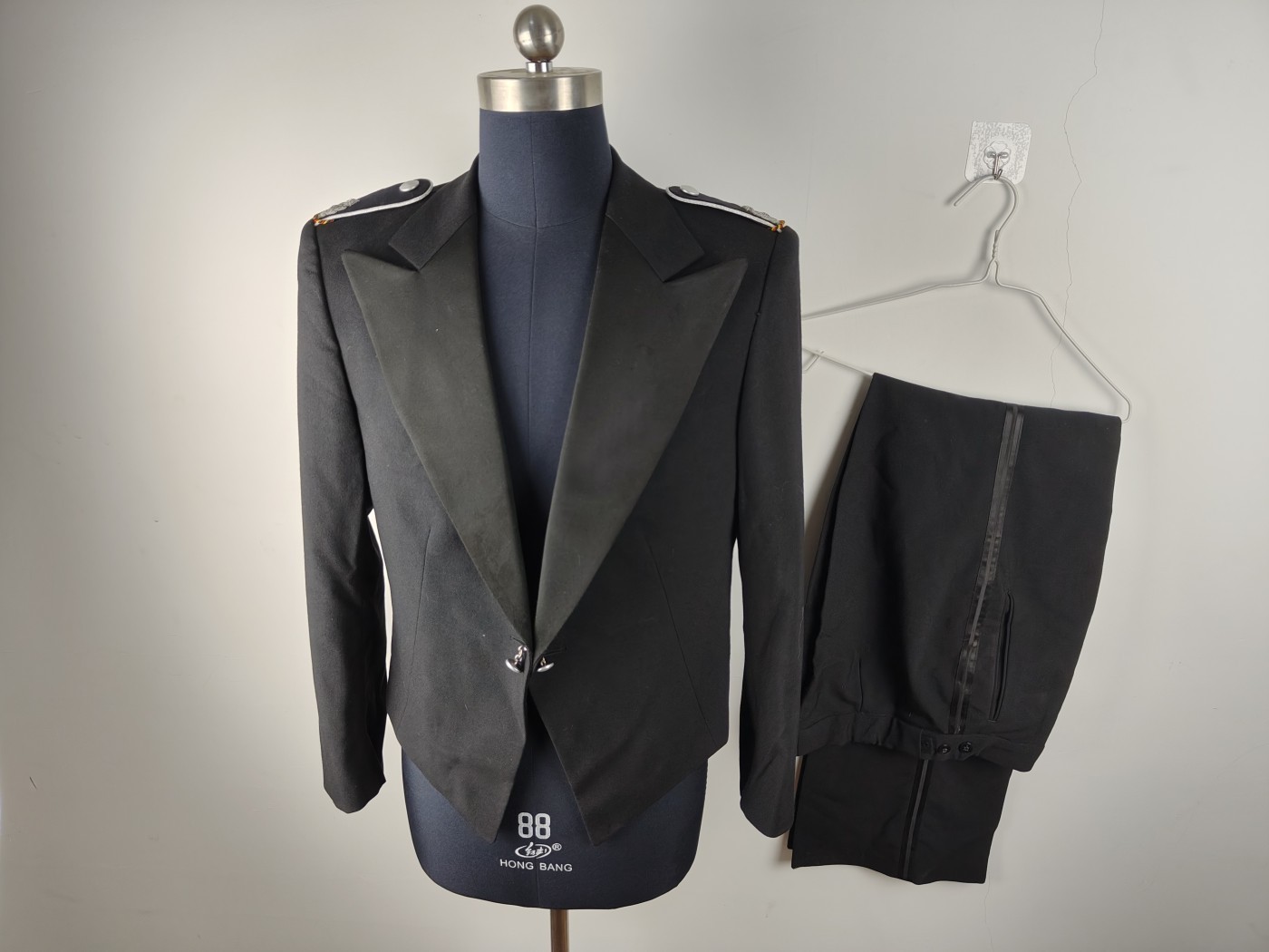 全场0元起拍 第111期 咸鱼国勋章拍卖专场 11月26日（周日）下午6：00开始 	西德BW中校刺绣军衔晚礼服一套 胸围100 肩宽44 袖长58 腰围78 裤长105