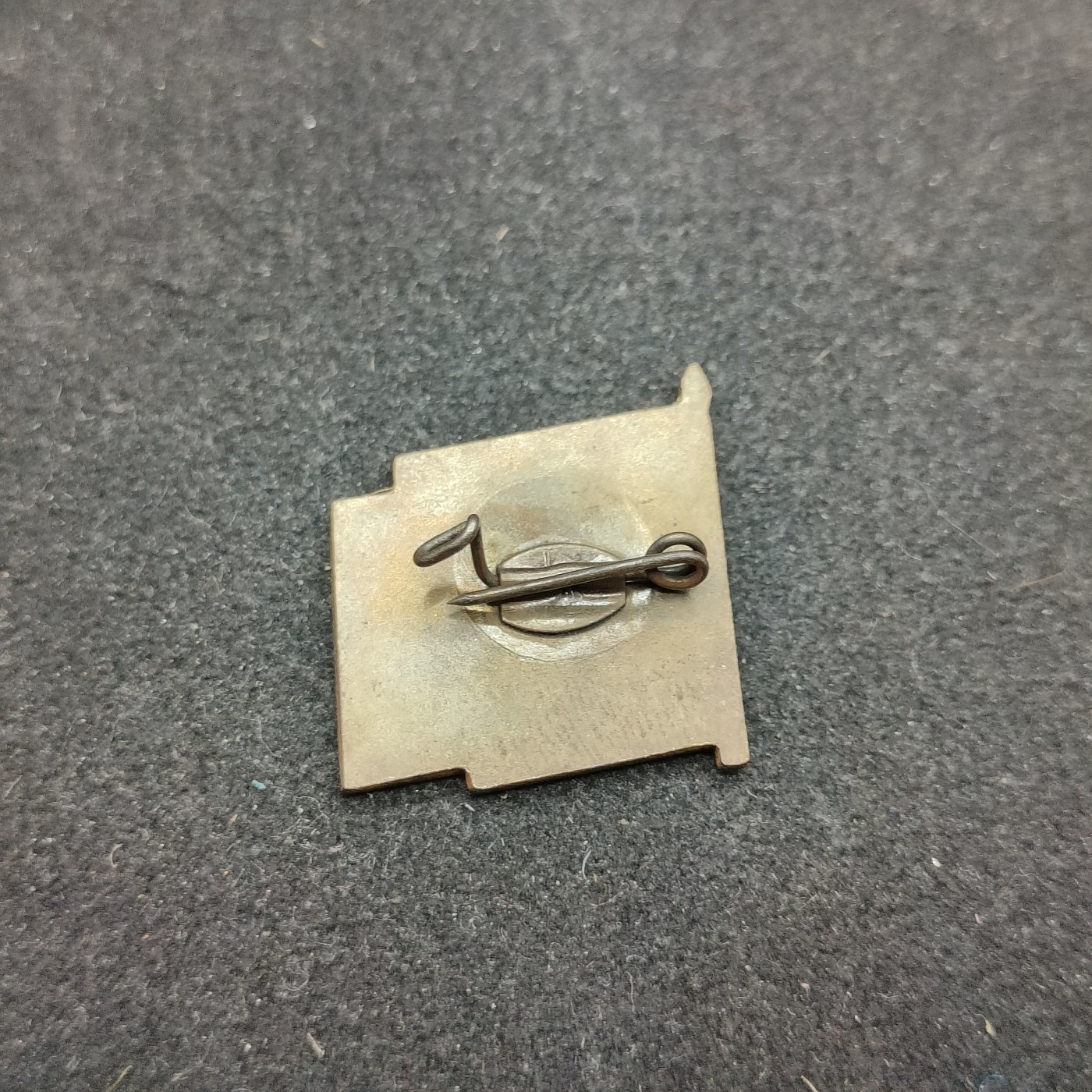 全场0元起拍 第111期 咸鱼国勋章拍卖专场 11月26日（周日）下午6：00开始 东德恩斯特台尔曼先锋队队徽