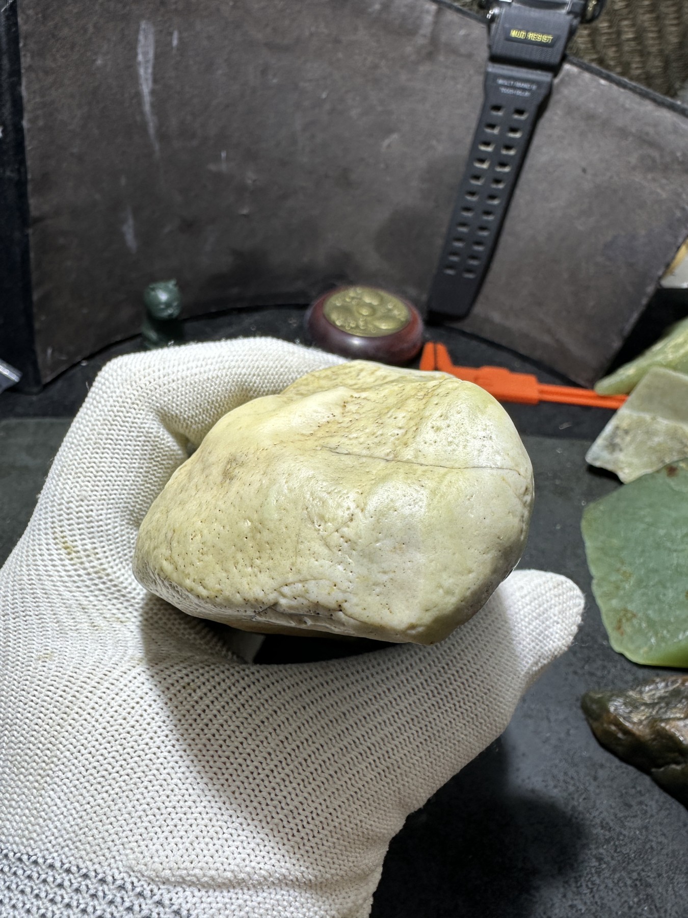 精美罕见玉化新疆南湖地表白绿双色泥石原石一块