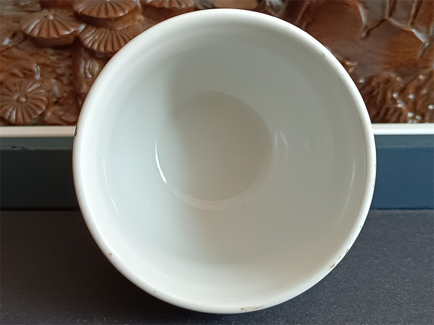 第31拍	景德镇艺术瓷厂美研室一九六九年底款大吉大利（尺寸: 口径7.3 cm× 高5.2cm，均为手工测量，难免存在一定误差）