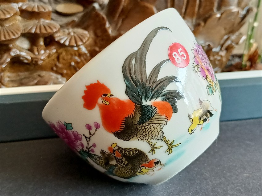 第31拍	景德镇艺术瓷厂美研室一九六九年底款大吉大利（尺寸: 口径7.3 cm× 高5.2cm，均为手工测量，难免存在一定误差）