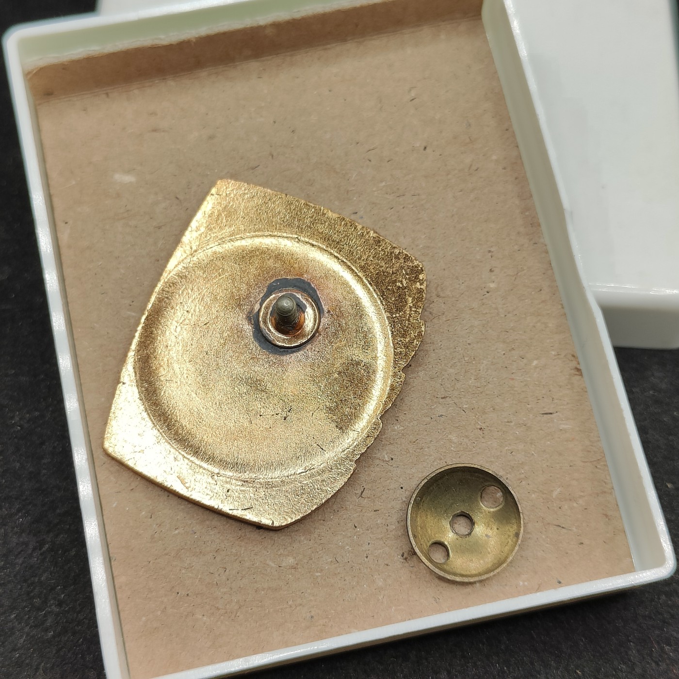 全场0元起拍 第111期 咸鱼国勋章拍卖专场 11月26日（周日）下午6：00开始 东德人民军优秀士兵证章 早期盘扣版