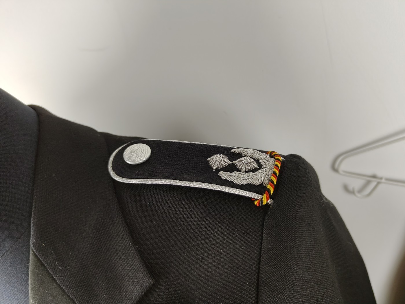 全场0元起拍 第111期 咸鱼国勋章拍卖专场 11月26日（周日）下午6：00开始 	西德BW中校刺绣军衔晚礼服一套 胸围100 肩宽44 袖长58 腰围78 裤长105