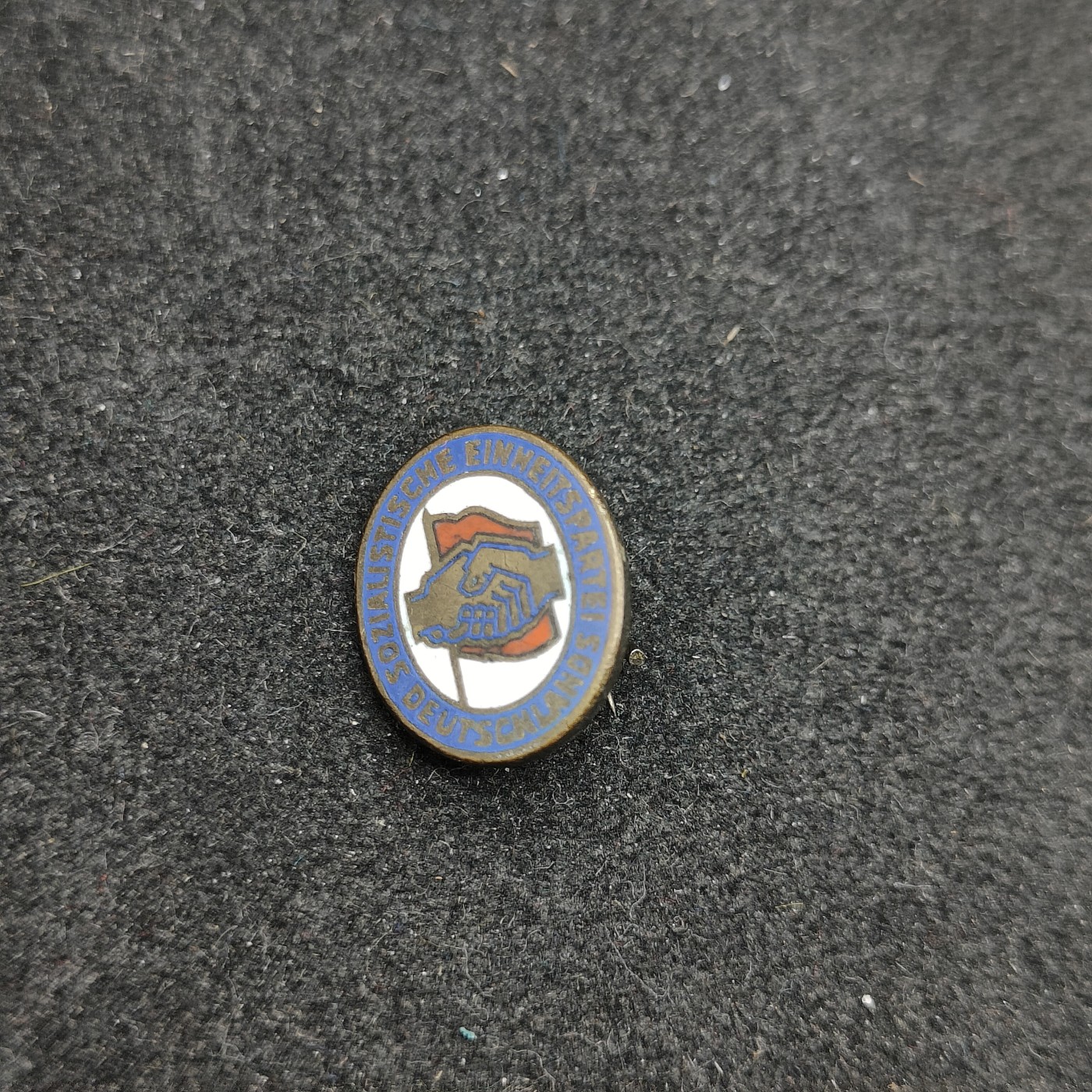 全场0元起拍 第111期 咸鱼国勋章拍卖专场 11月26日（周日）下午6：00开始 东德社会统一党珐琅党徽