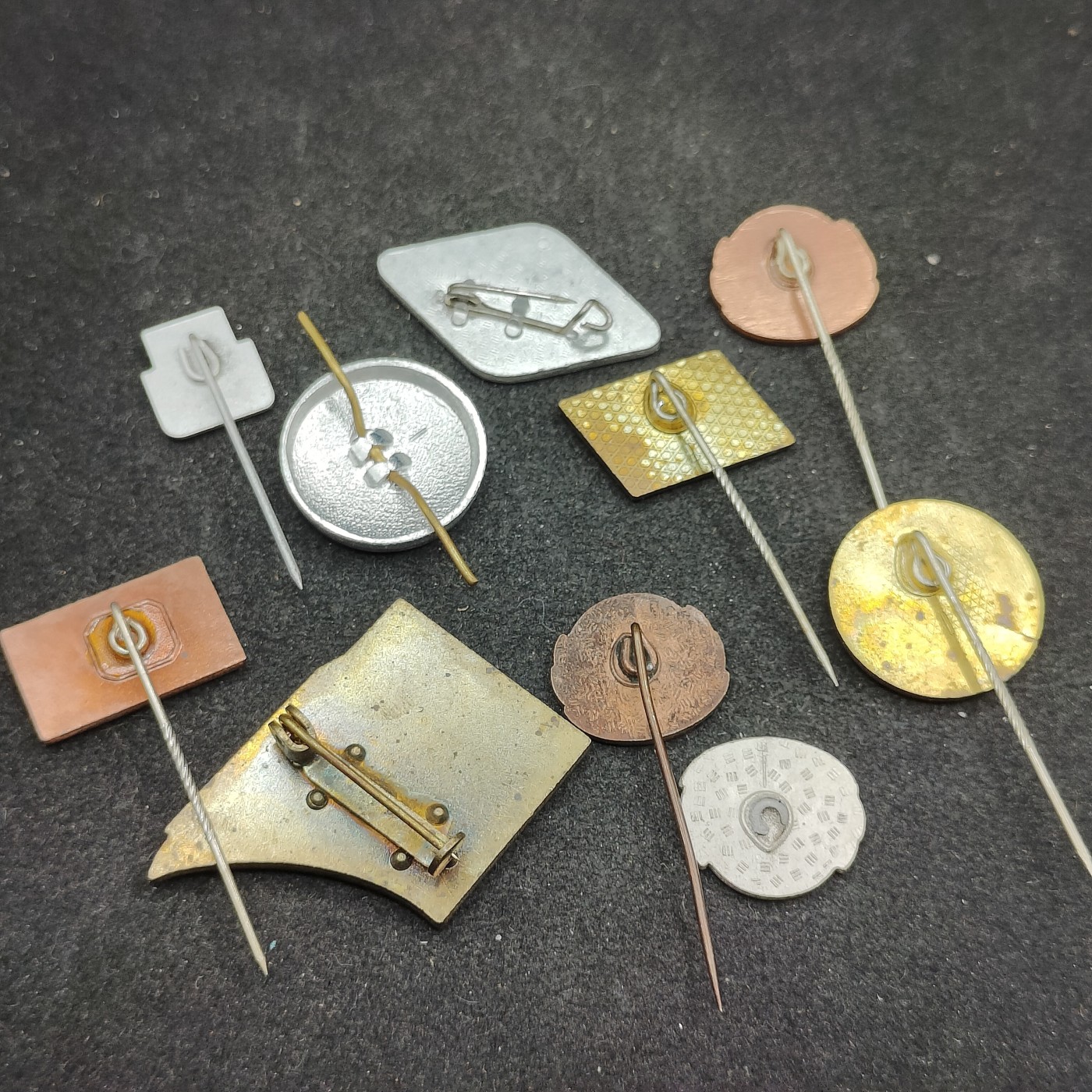 全场0元起拍 第111期 咸鱼国勋章拍卖专场 11月26日（周日）下午6：00开始 东德徽章10个