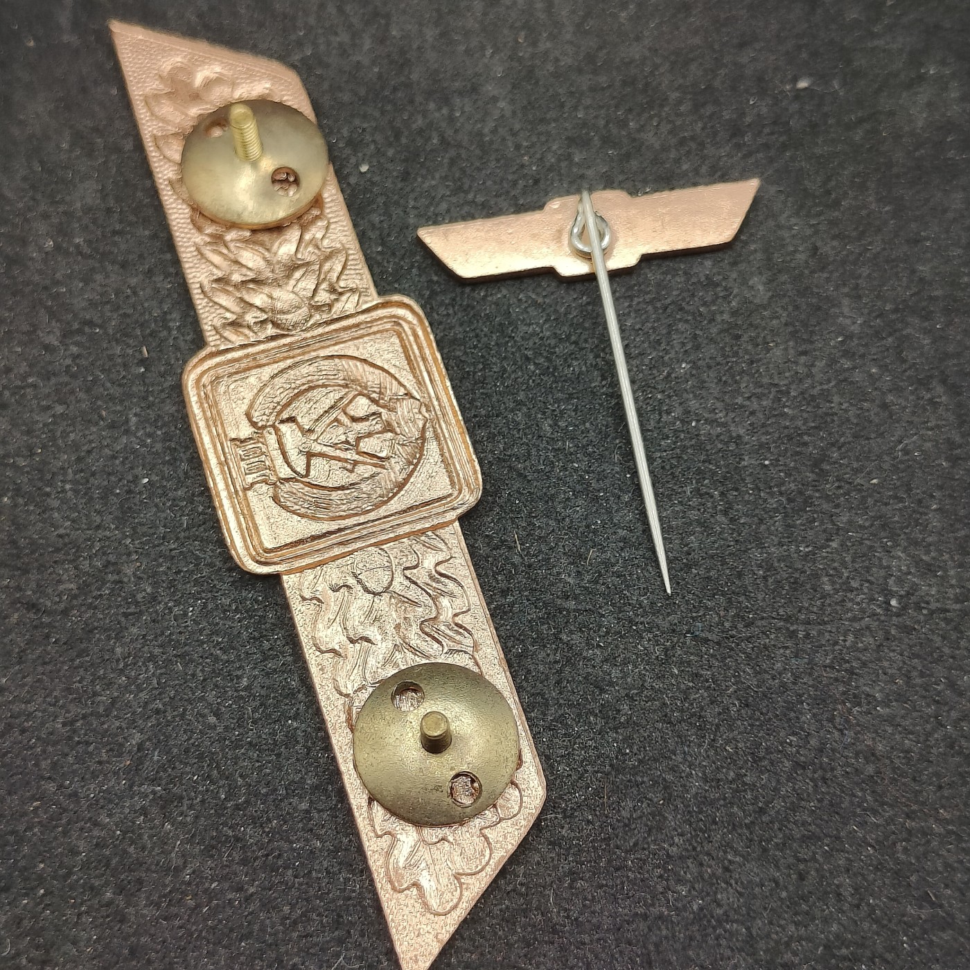 全场0元起拍 第111期 咸鱼国勋章拍卖专场 11月26日（周日）下午6：00开始 东德中期 63版通用技能章带迷你章