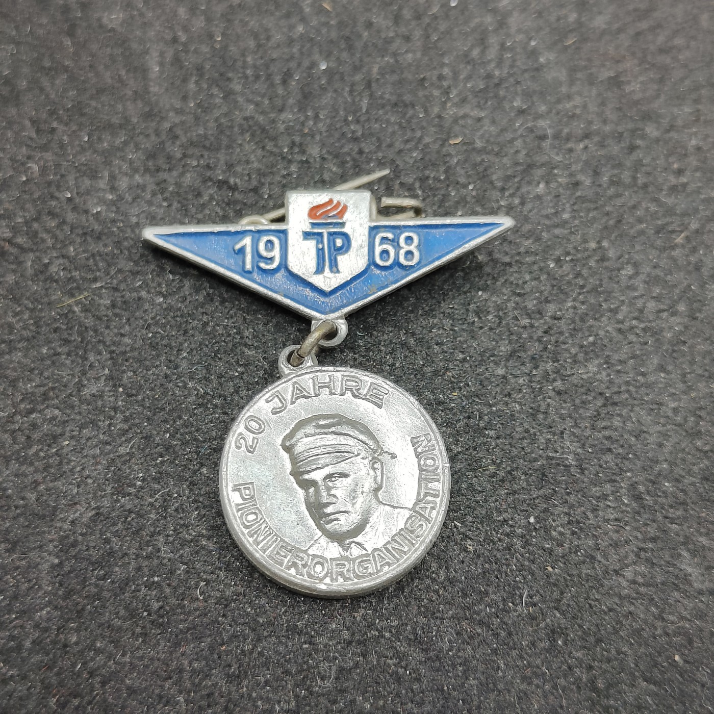 全场0元起拍 第111期 咸鱼国勋章拍卖专场 11月26日（周日）下午6：00开始 东德恩斯特台尔曼先锋队20周年纪念章