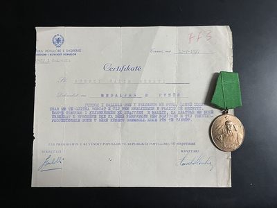 戎马世界章牌大赏第54期 - 阿尔巴尼亚劳动奖章，少见带早期主席团主席哈西.莱西亲签证书实发，授予一位工人，授予事迹为为实现计划而努力，认真保管货物并且培养下一代工人，使自己成为榜样式的人物