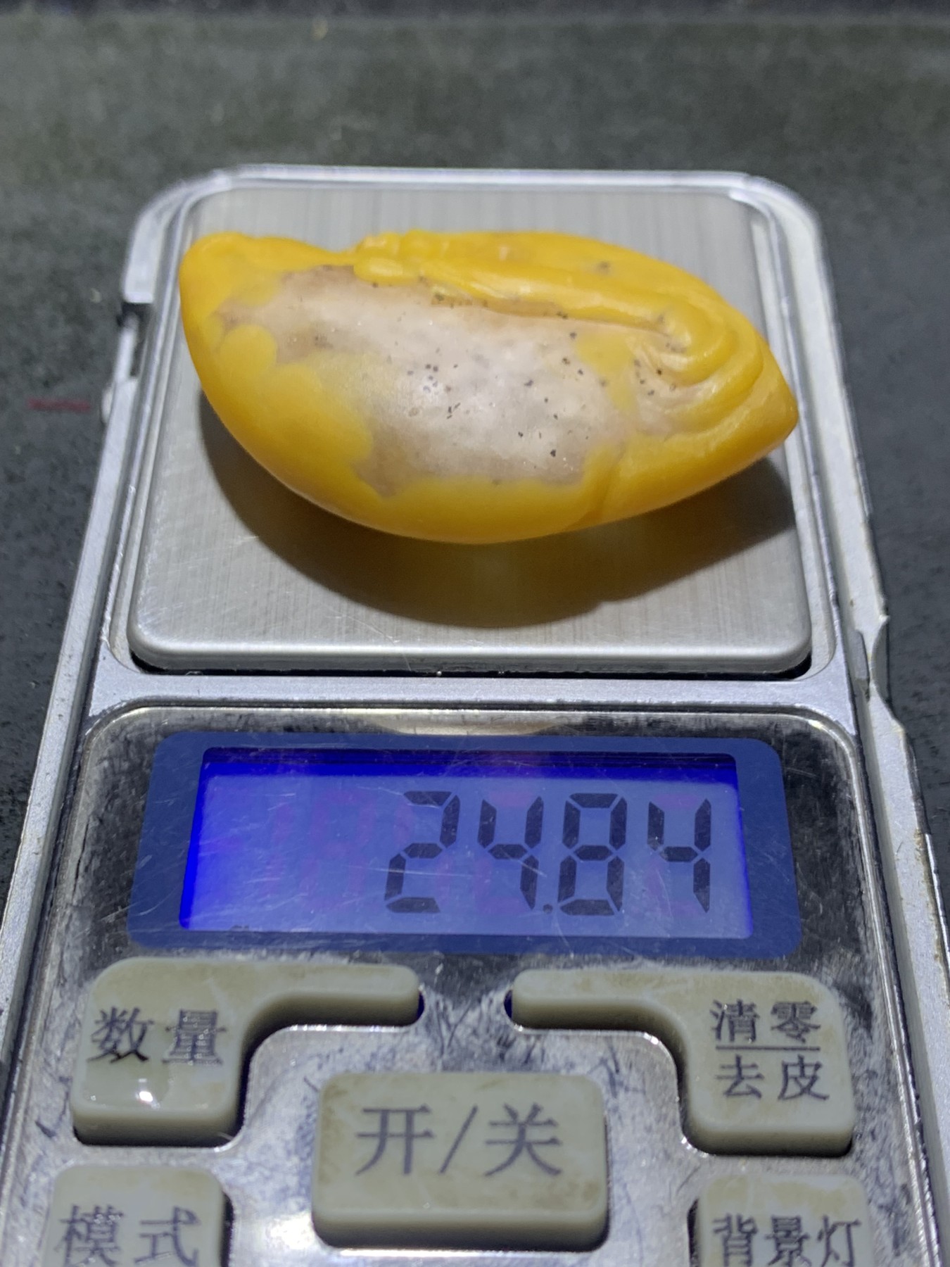 精美高润度冰飘鸡油黄蒙料战国红玛瑙手工俏色巧雕刻平步青云吊坠一个，