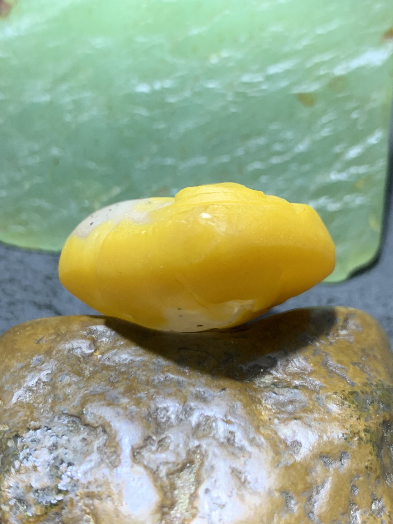 精美高润度冰飘鸡油黄蒙料战国红玛瑙手工俏色巧雕刻平步青云吊坠一个，