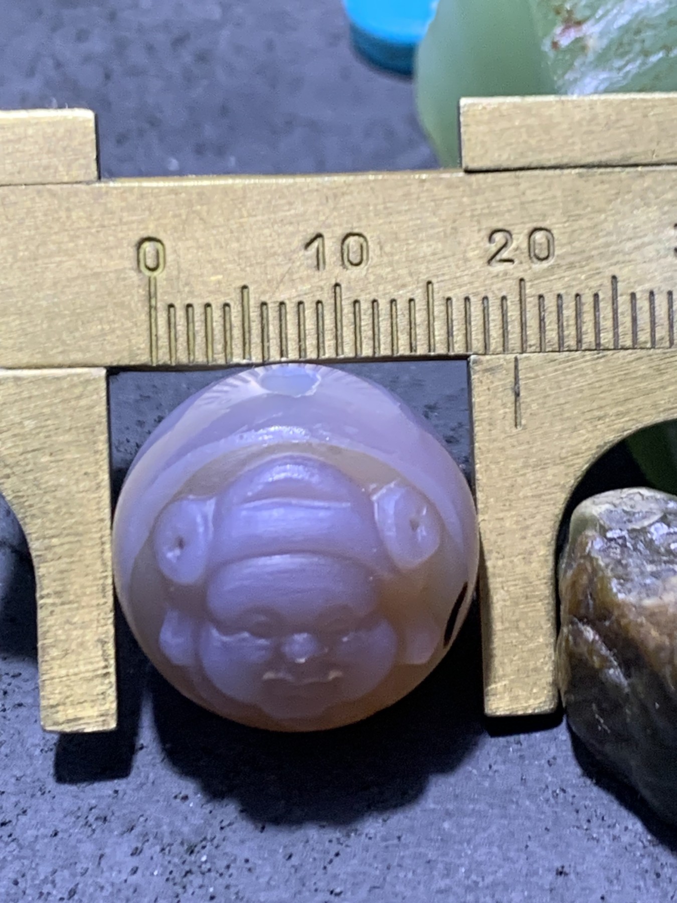 精美亚光高玉化紫罗兰巴西玛瑙手工俏色巧雕财神爷随形圆珠一个！